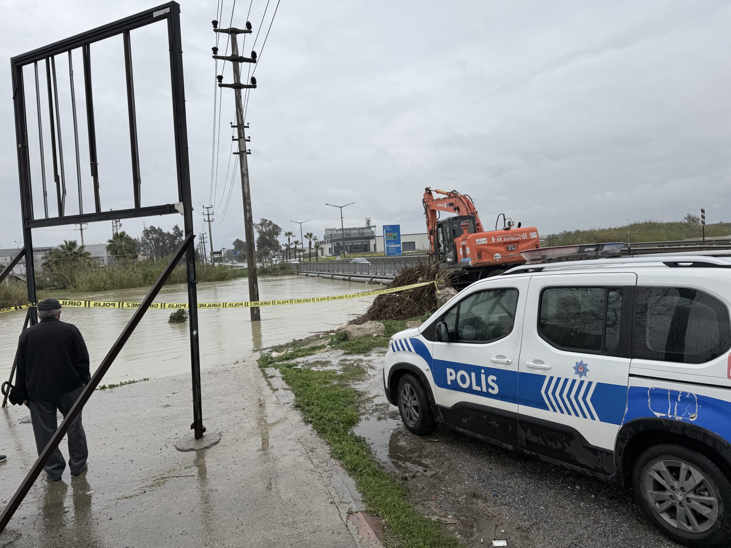 BERDAN IRMAĞI’NDA ALARM, SU SEVİYESİ KÖPRÜYE DAYANDI