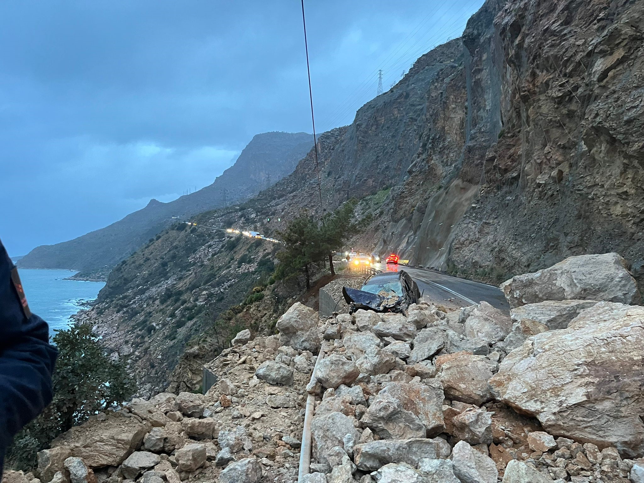 MERSİN-ANTALYA KARAYOLUNDA HEYELAN: YOL TRAFİĞE KAPANDI, 1 YARALI