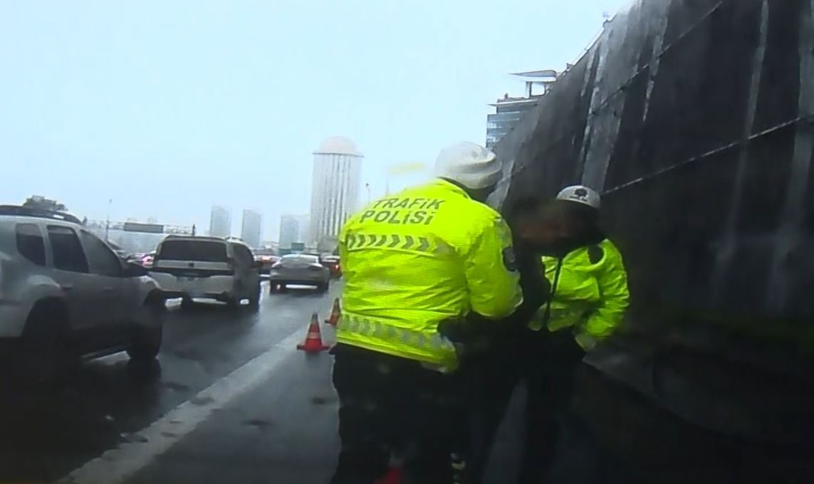 TRAFİKTE BOĞAZINA ŞEKER KAÇTI, POLİSİN HEIMLICH MANEVRASI İLE HAYATA DÖNDÜ