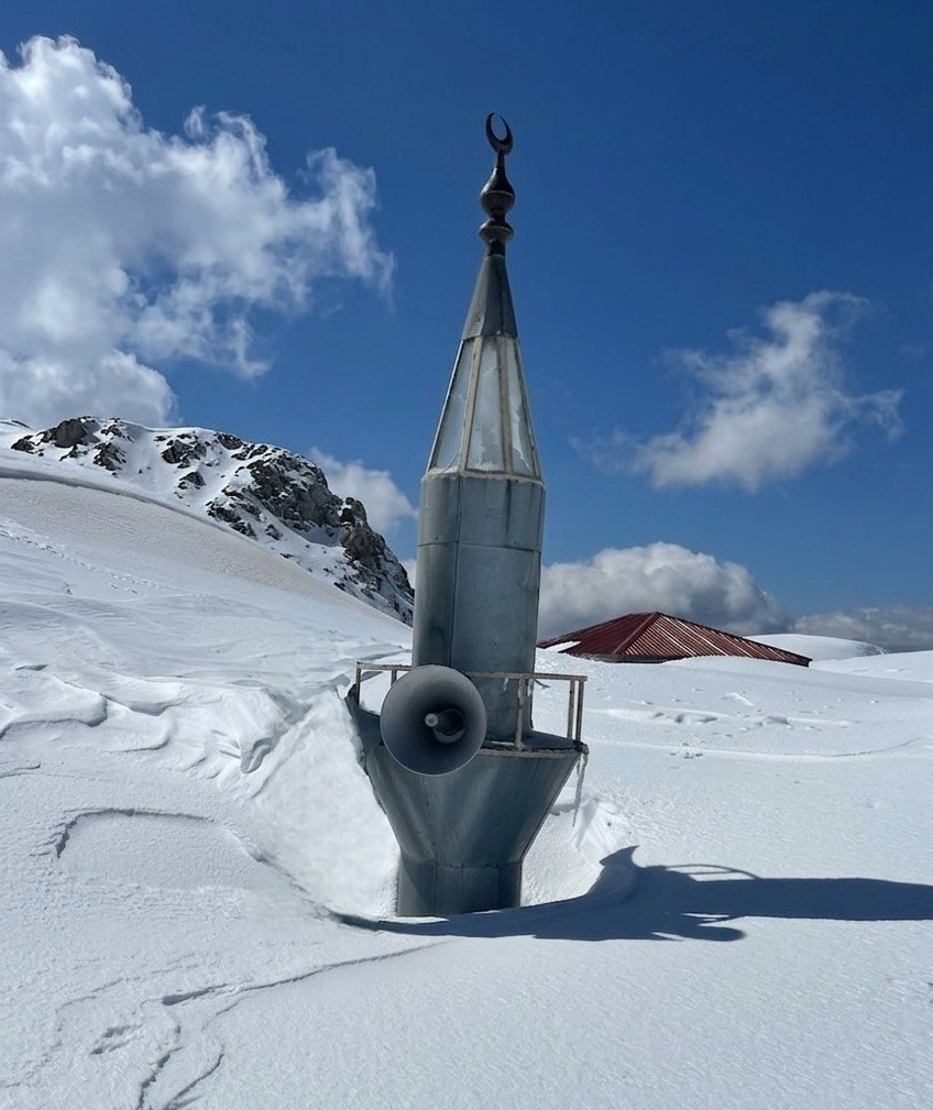 TOROSLAR’IN ZİRVESİNDE 741 YILLIK CAMİ KAR ALTINDA KALDI