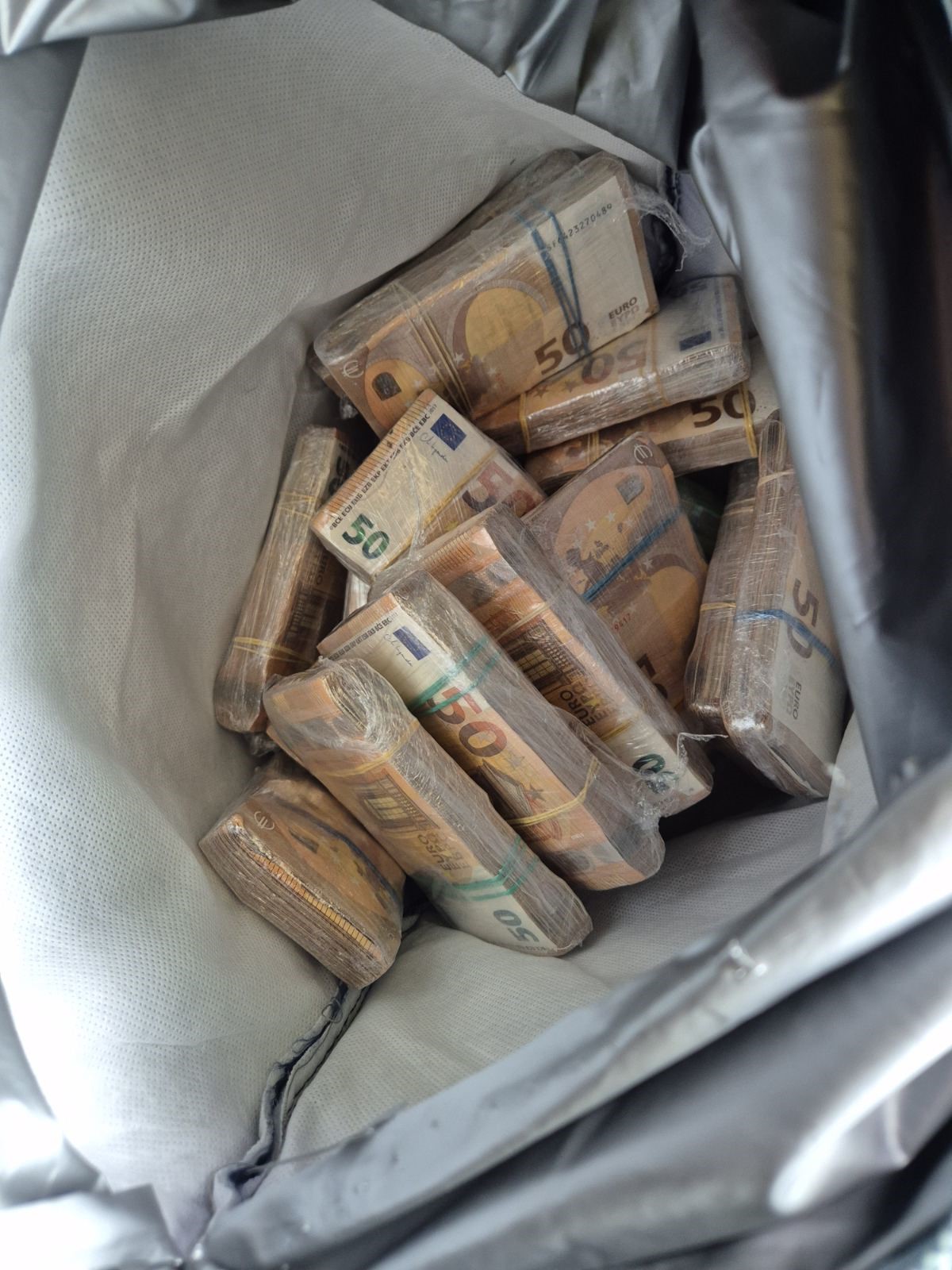 ÇİKOLATA DOLU ÇANTADAN 220 BİN EURO ÇIKTI