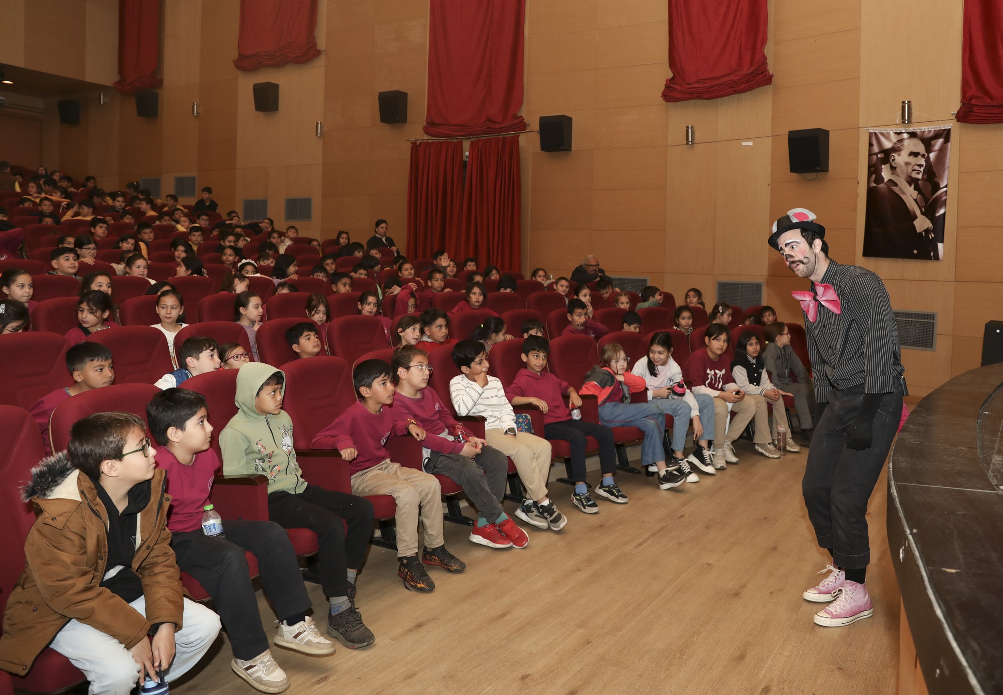 MERSİN’DE ‘BİSKÜVİ ADAM’ OYUNU MİNİKLERLE BULUŞTU