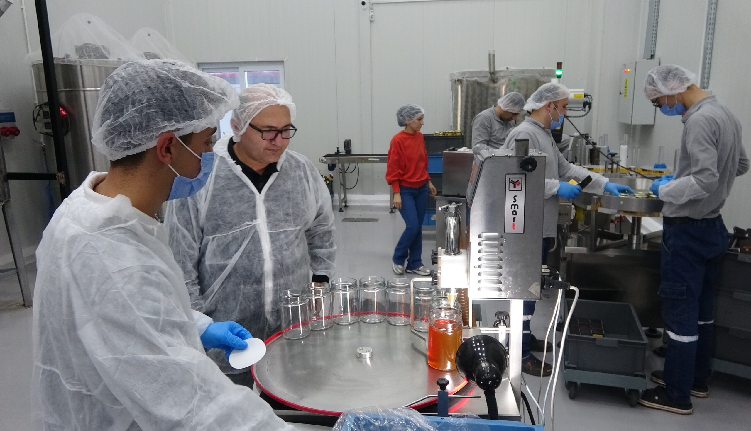 ARICILAR TEKNOLOJİYİ YAKINDAN TAKİP EDİYOR: DEVLET DESTEĞİYLE MODERN TESİS KURDU, 40 KİŞİYE İSTİHDAM SAĞLADI