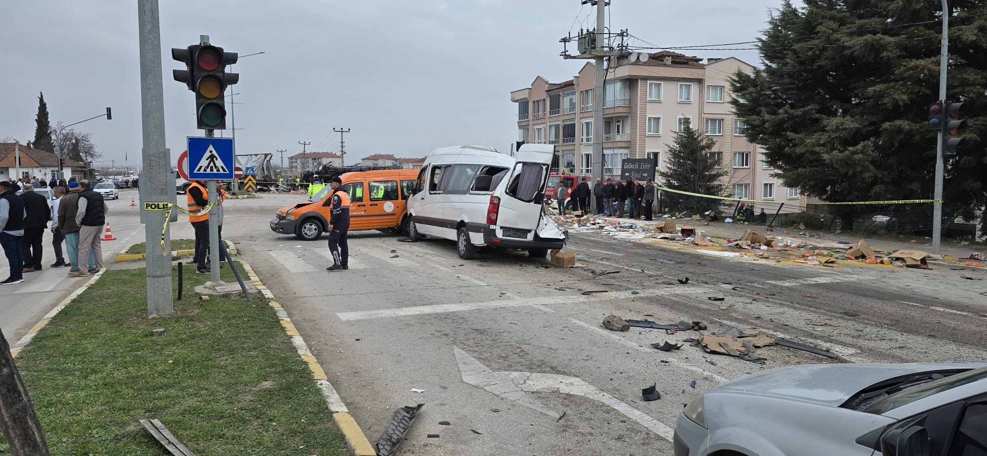 FRENİ PATLAYAN TIR DEHŞET SAÇTI: ÖĞRENCİ SERVİSİ DAHİL 7 ARAÇ BİRBİRİNE GİRDİ, 18 YARALI