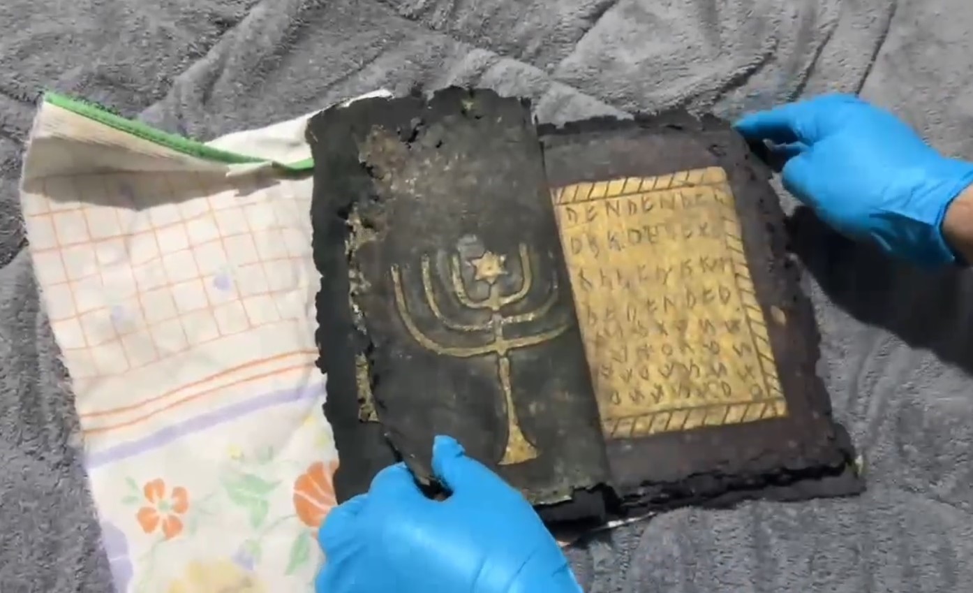 AYDIN’DA BİZANS DÖNEMİNE AİT ALTIN İŞLEMELİ DUA KİTABI ELE GEÇİRİLDİ