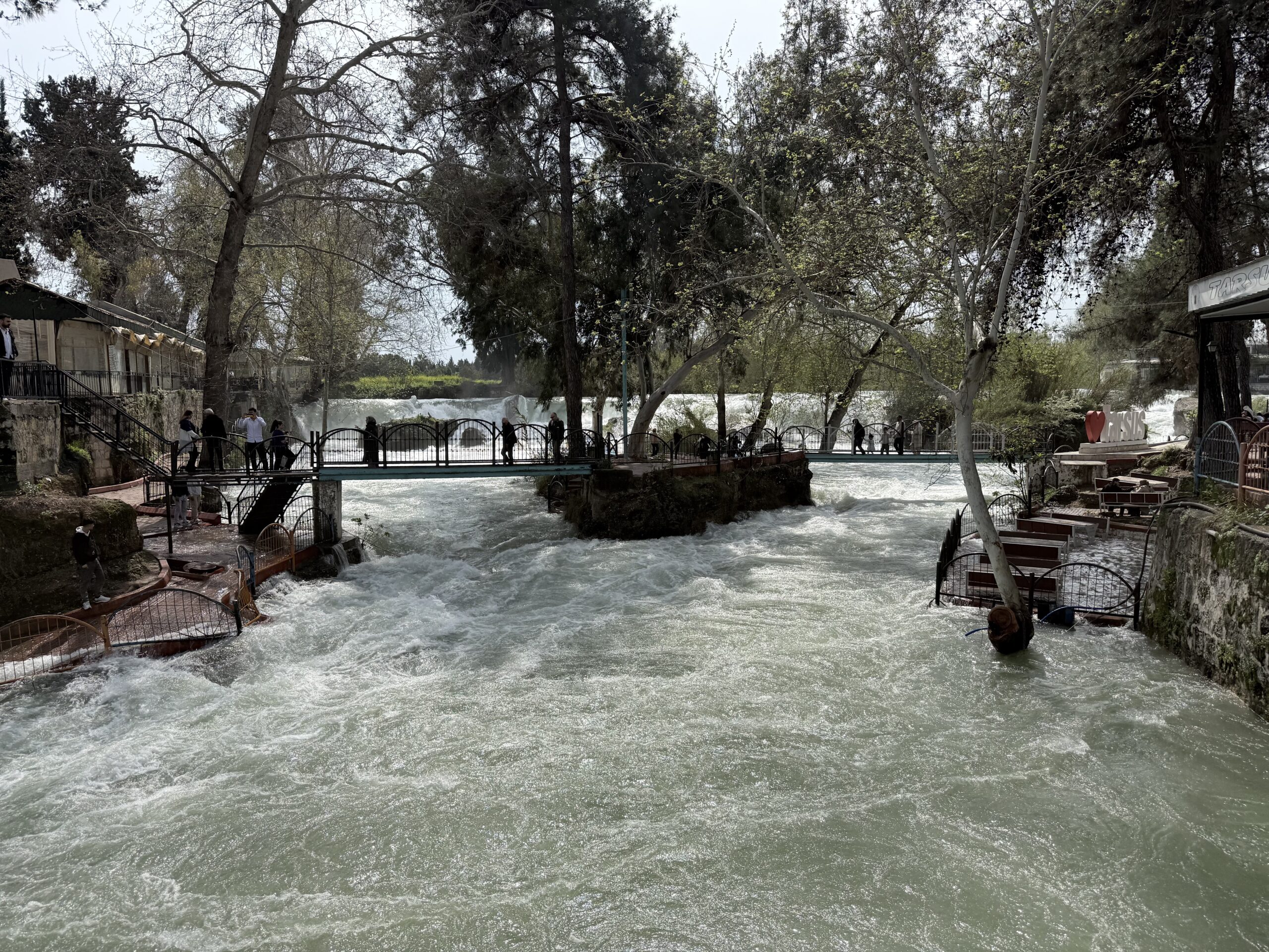 TARSUS ŞELALESİ’NE YAĞIŞ SONRASI ZİYARETÇİ AKINI