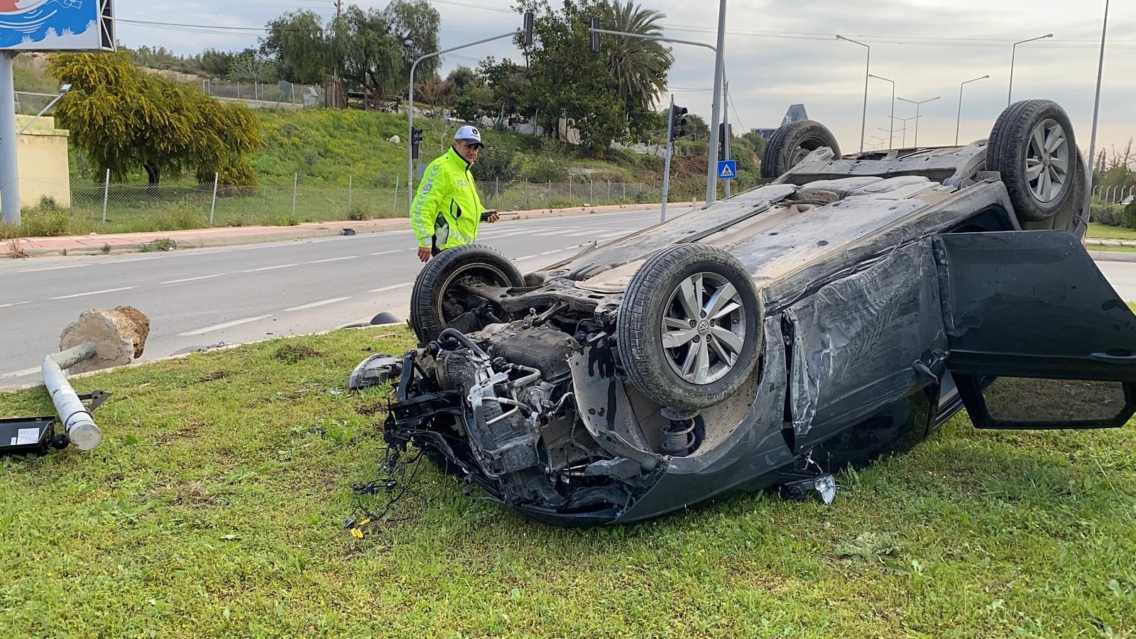 OTOMOBİL 2 DİREK DEVİRİP TERS DÖNDÜ, ARAÇTAKİLER YARALANMADAN KURTULDU