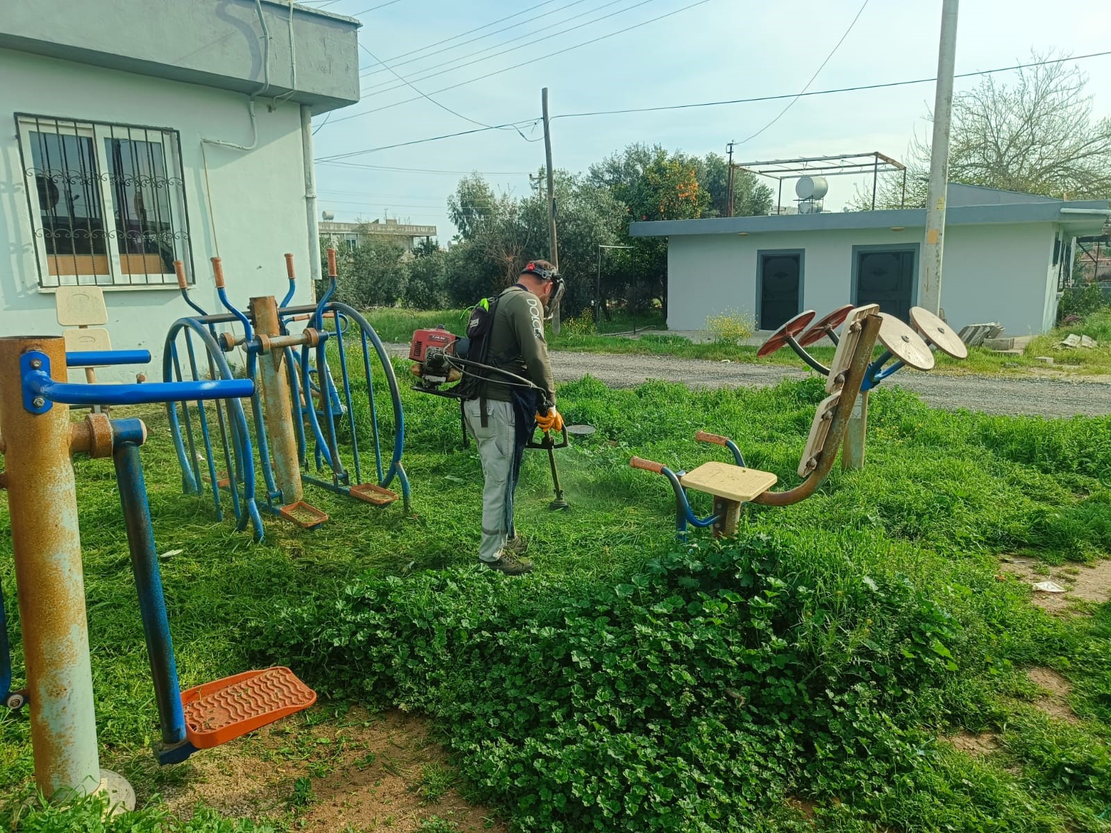 AKDENİZ’DE BAHAR TEMİZLİĞİ: PARKLAR YAZA HAZIRLANIYOR