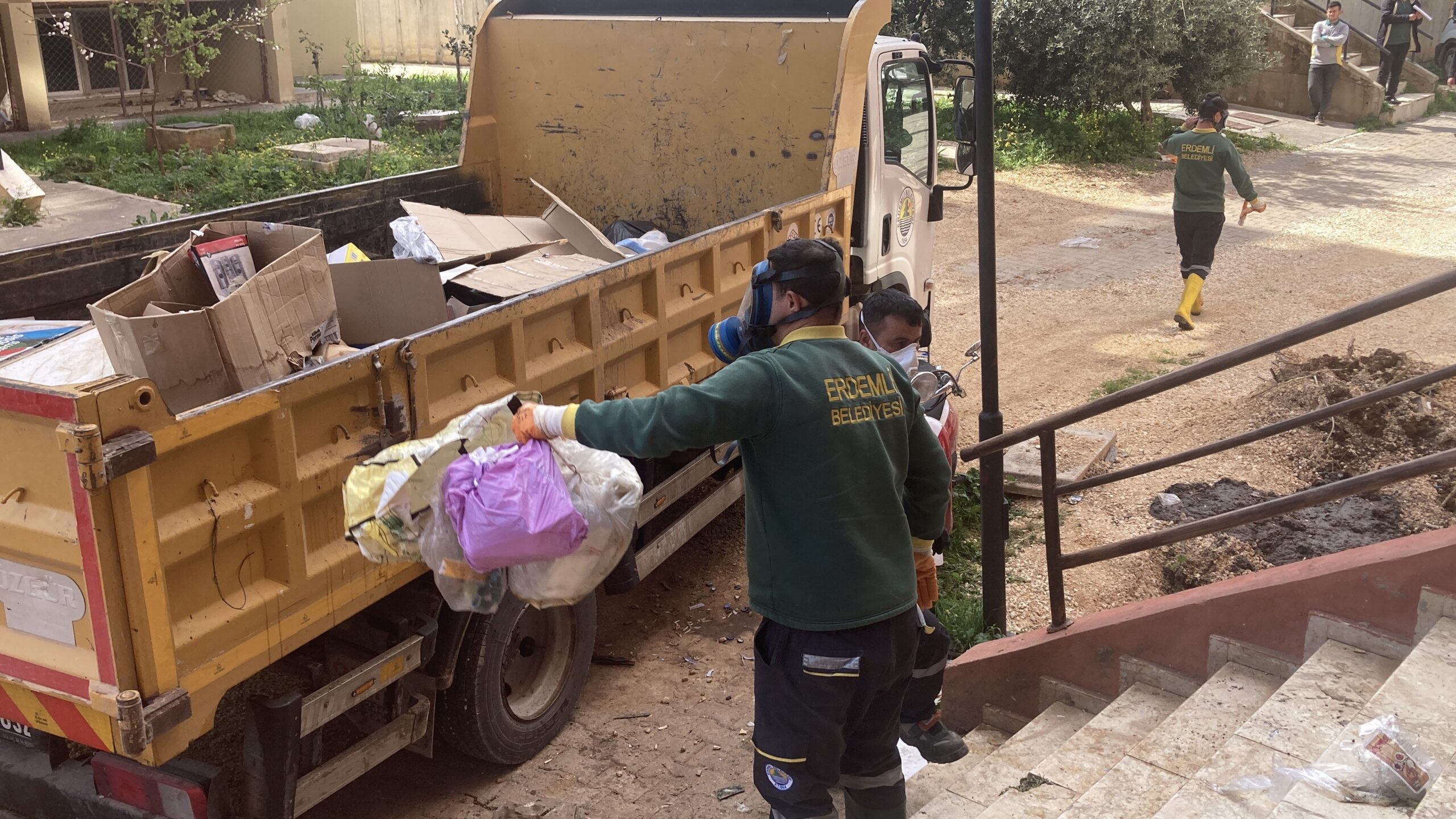 EKİPLER GAZ MASKESİYLE GİRDİ, İKİ GÜNDE TEMİZLEDİ: EVDEN 7 KAMYONET ÇÖP ÇIKTI