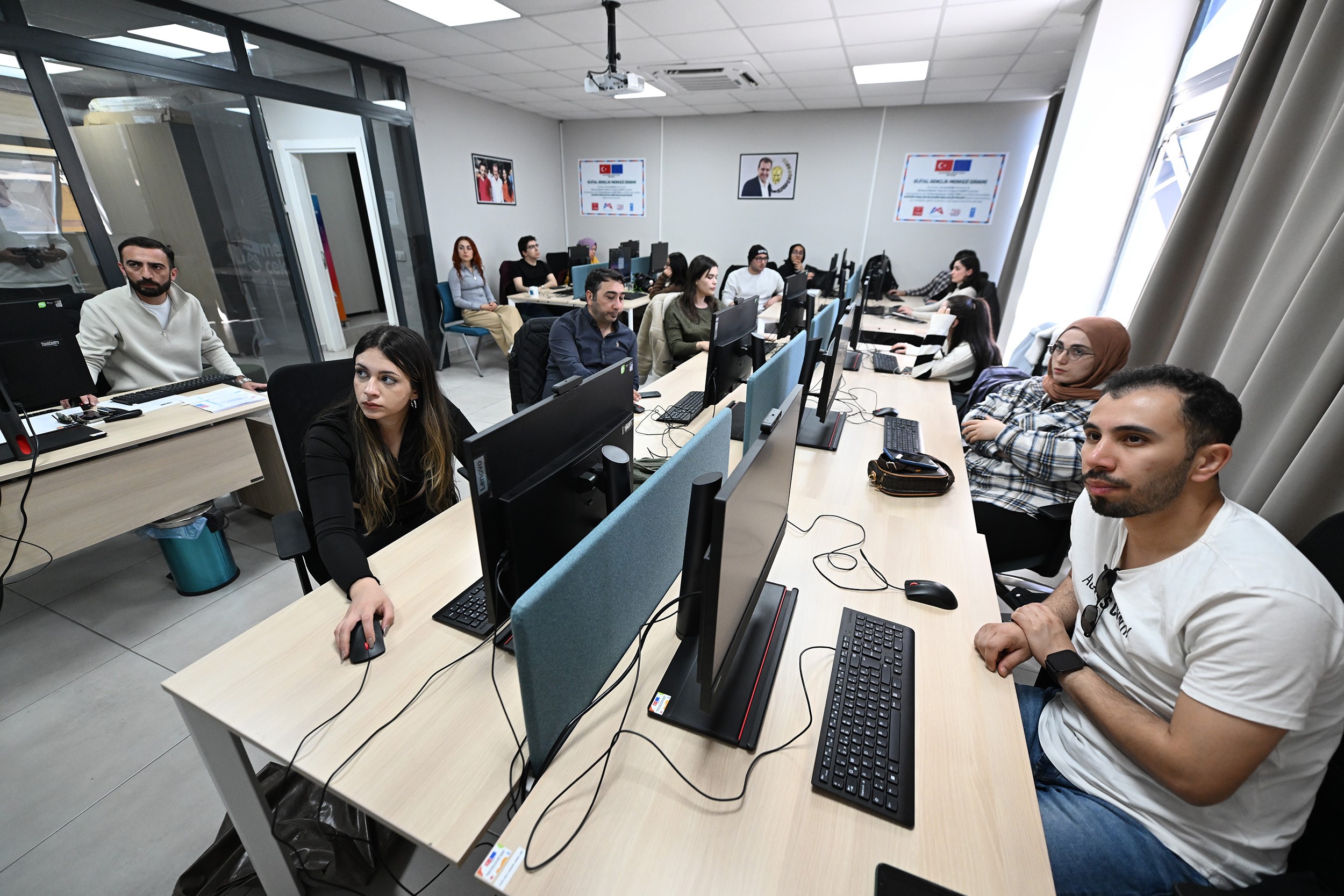 MERSİN’DE GENÇLERE YAPAY ZEKA VE VERİ ANALİZİ EĞİTİMİ