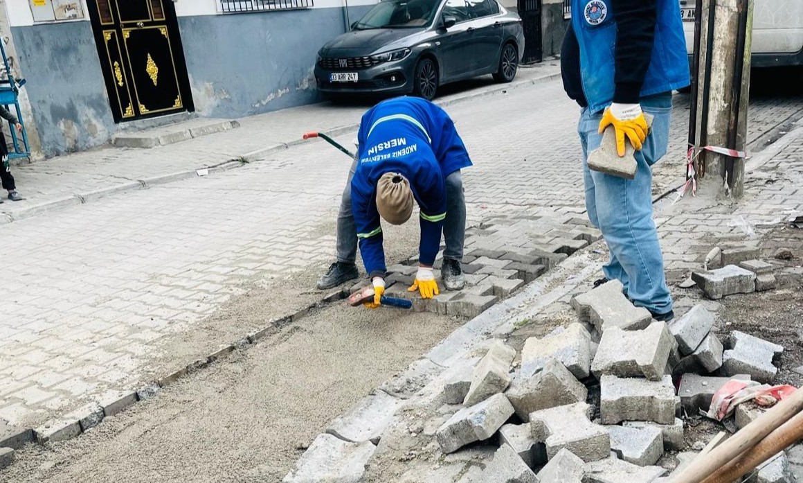 AKDENİZ’DE YOL VE KALDIRIMLAR YENİLENİYOR