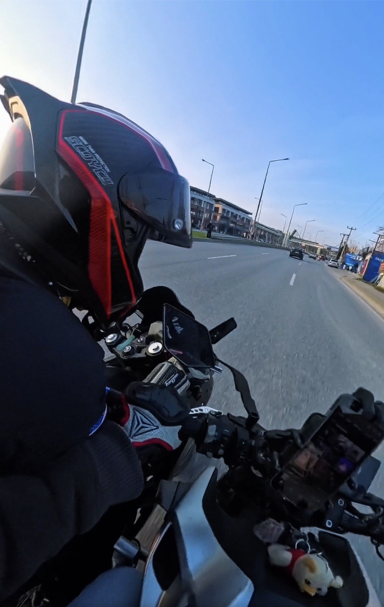 BİR ANDA ŞERİT DEĞİŞTİRDİ, MOTOSİKLETLER ÇARPIŞTI