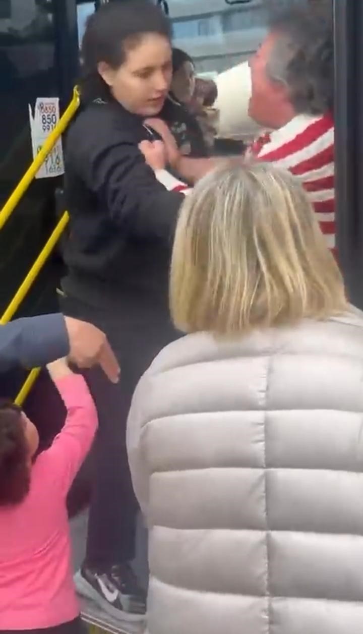 OTOBÜSTE KADINLAR YER KAVGASINDA ŞOFÖRÜN KOLUNU ISIRDI