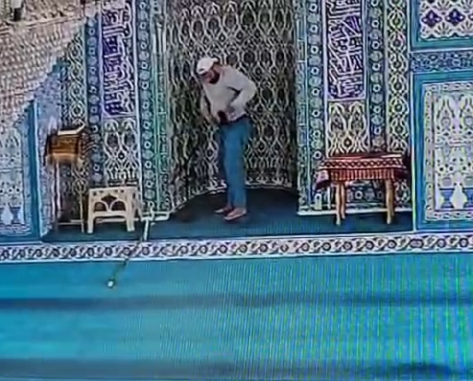 OLTALI HIRSIZ CAMİDEN MİKROFON ÇALDI