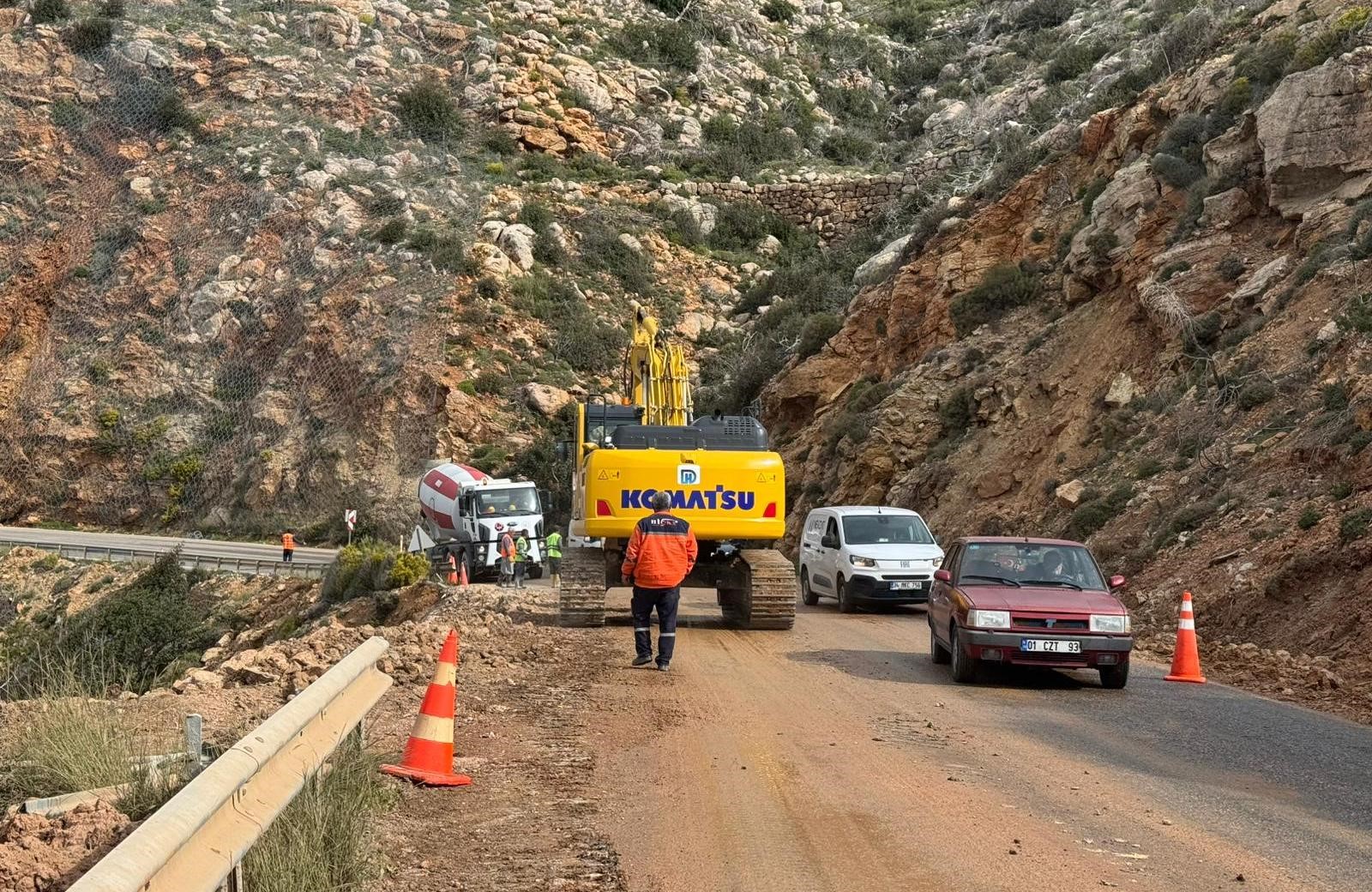 MERSİN’DE ÇÖKEN YOLDA ÇALIŞMALAR SÜRÜYOR: MERSİN-ANTALYA YOLUNDA TRAFİK KONTROLLÜ SAĞLANIYOR
