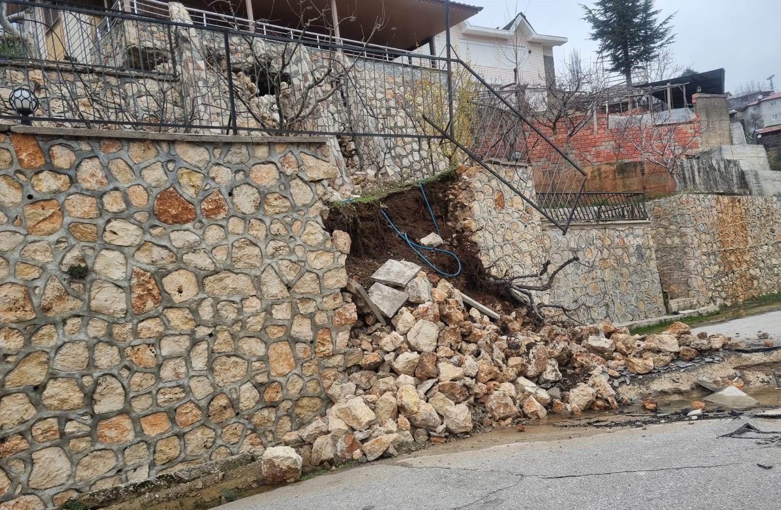 MERSİN’DE HEYELAN: YOL YARILDI, EVLER ZARAR GÖRDÜ
