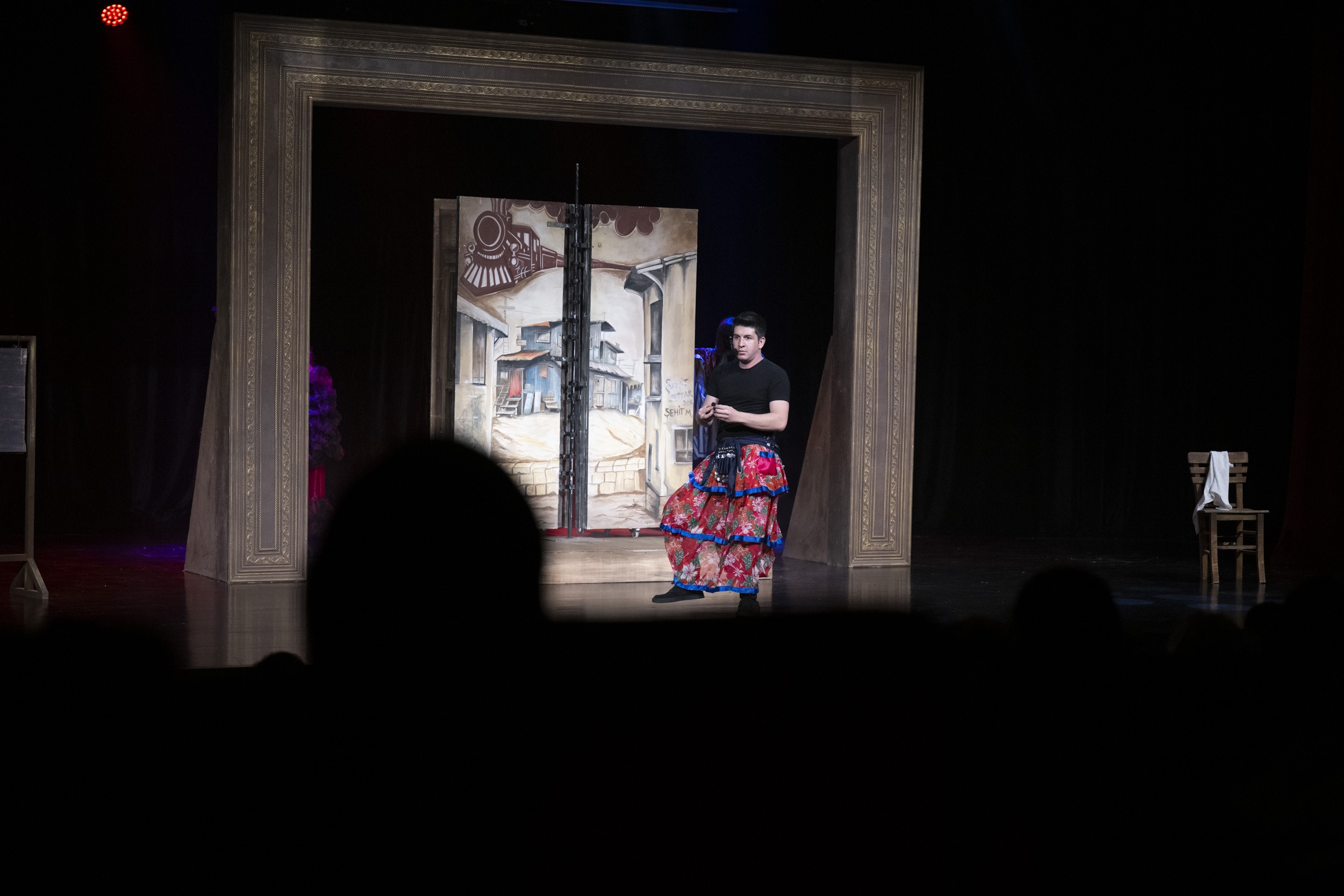 MERSİN’DE TİYATRO ŞÖLENİ ‘EYVAH NADİR’ İLE SONA ERDİ