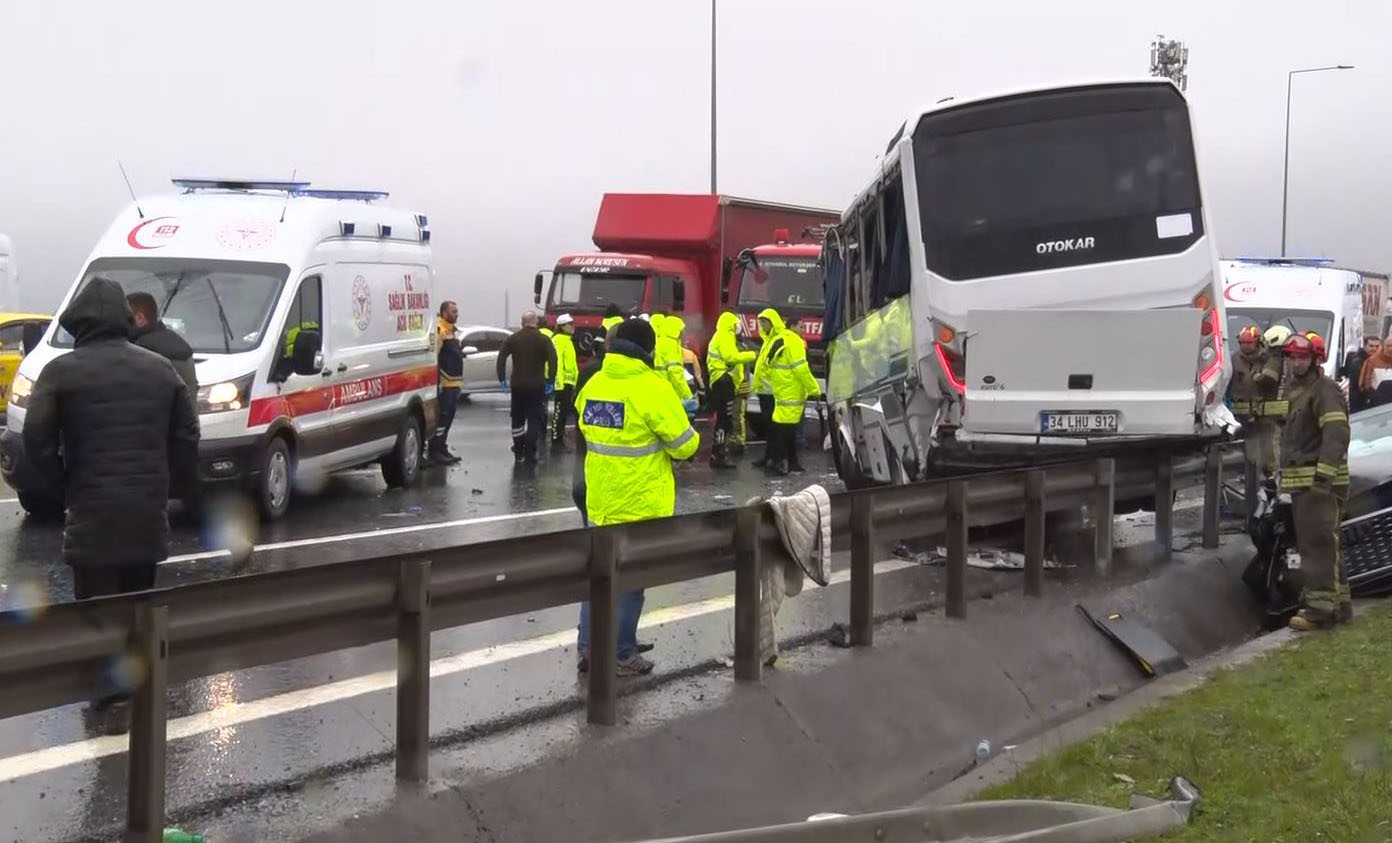 KUZEY MARMARA OTOYOLU’NDA POLİS SERVİS MİNİBÜSÜ KAZA YAPTI: 1 POLİS ŞEHİT OLDU, 16 POLİS YARALANDI