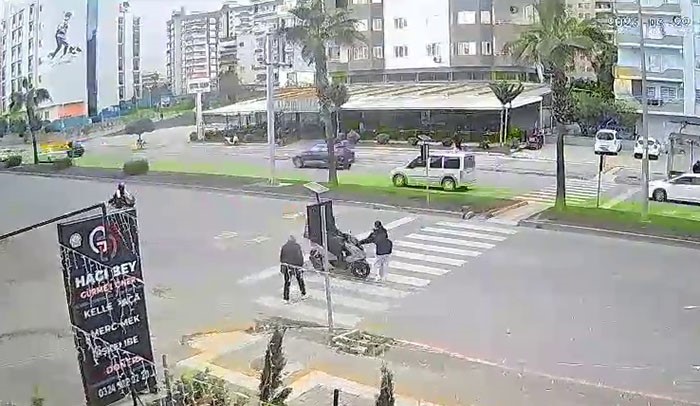 MOTOKURYE KIZ ÇOCUĞUNA ÇARPTI, O ANLAR GÜVENLİK KAMERASINDA