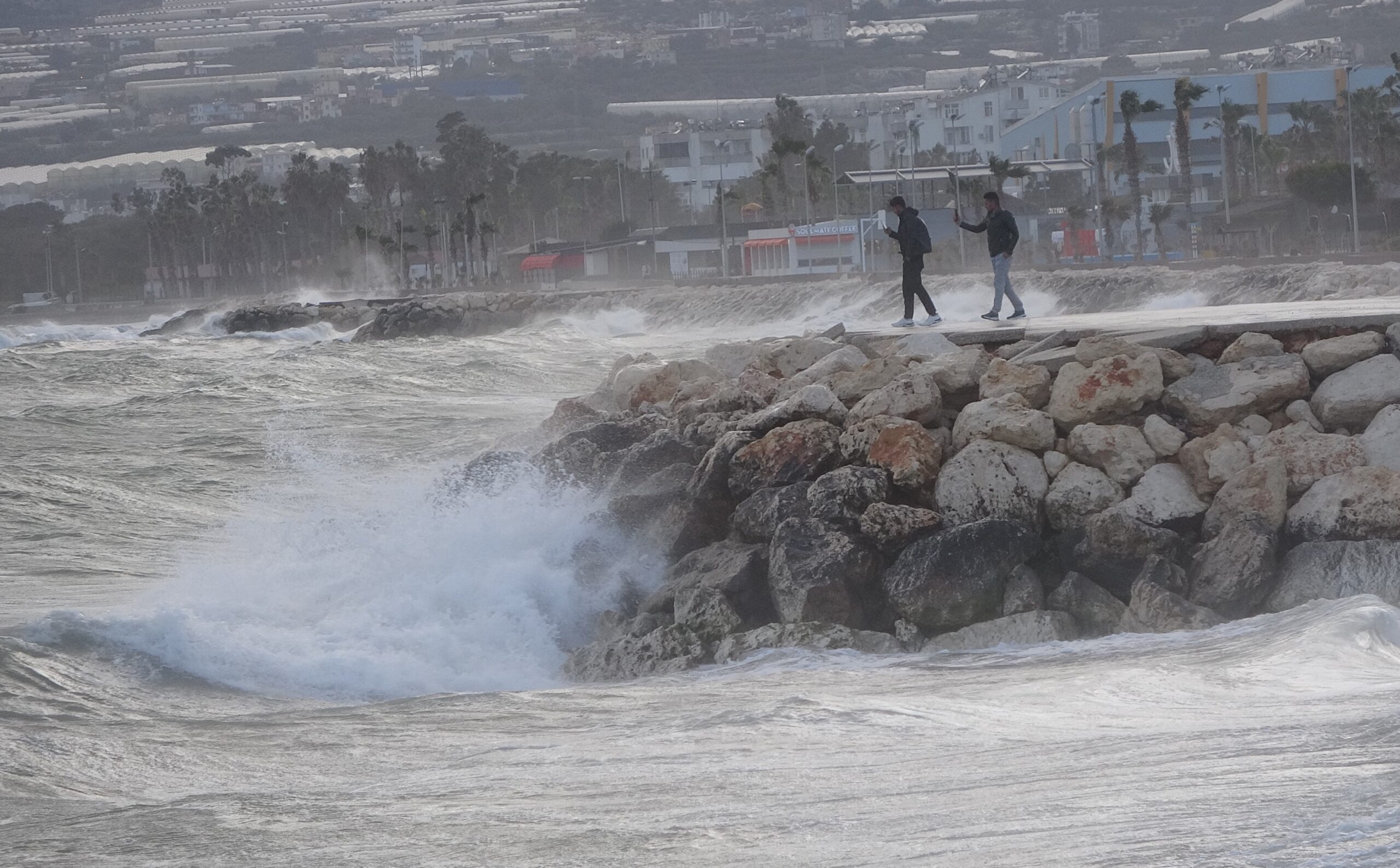 FIRTINALI AKDENİZ, BALIKÇILARI BARINAĞA HAPSETTİ