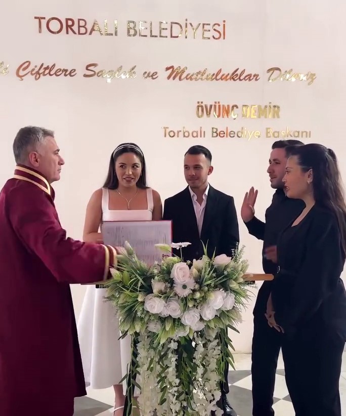 NİKAH MEMURUNA ŞAKA YAPMAK İSTEDİLER, ASIL ŞAKAYI MEMUR YAPTI