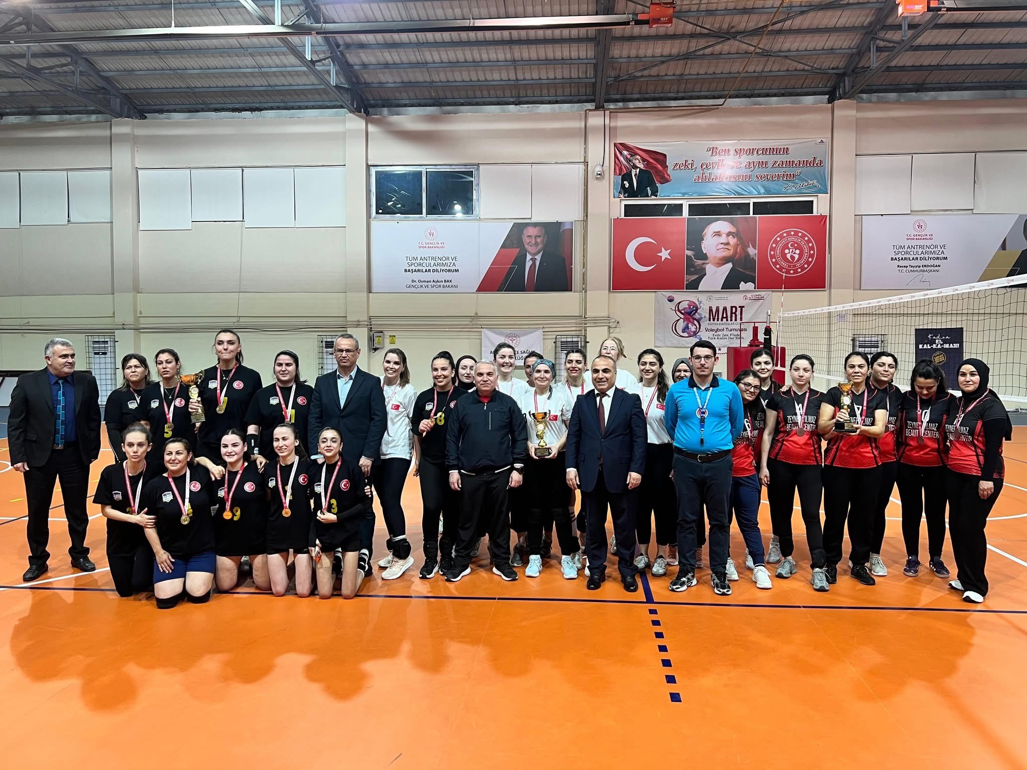 ANAMUR’DA KADINLAR GÜNÜ VOLEYBOL TURNUVASI TAMAMLANDI