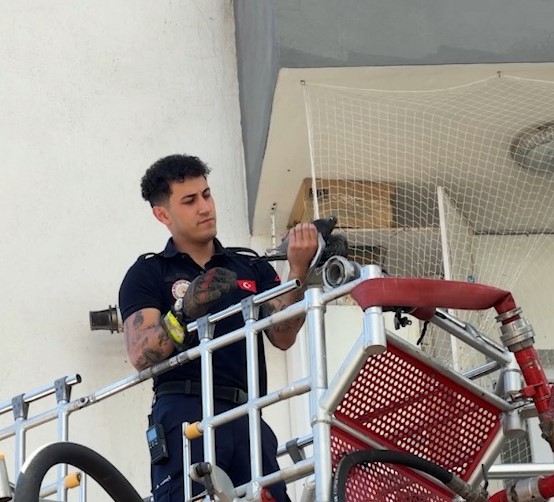 BALKON FİLELERİNE TAKILAN GÜVERCİNİ İTFAİYE KURTARDI