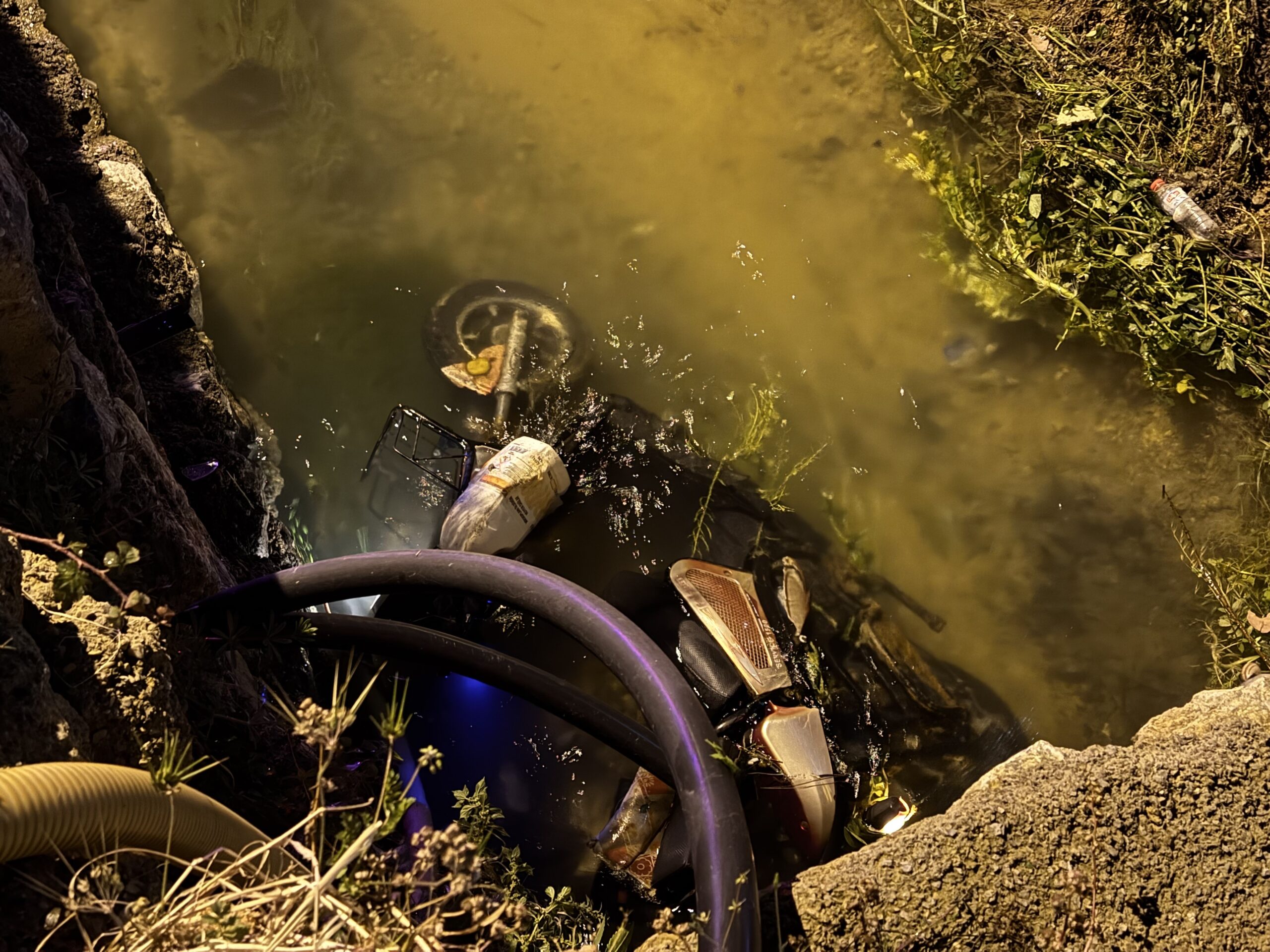 OTOMOBİLİN ÇARPTIĞI ELEKTRİKLİ BİSİKLET KANALA DÜŞTÜ: 1 ÖLÜ, 1 YARALI