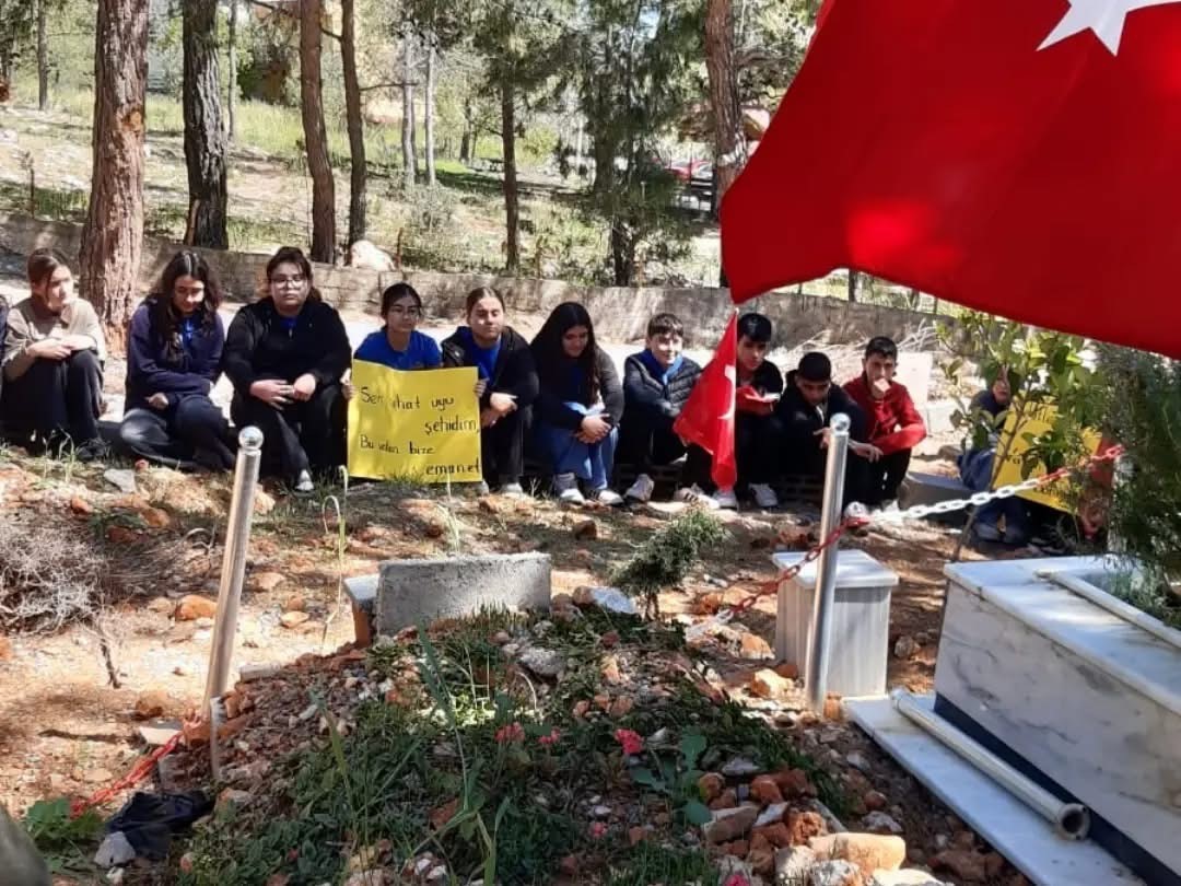 ORTAOKUL ÖĞRENCİLERİ ŞEHİT SEDAT YABALAK’I DUALARLA ANDI