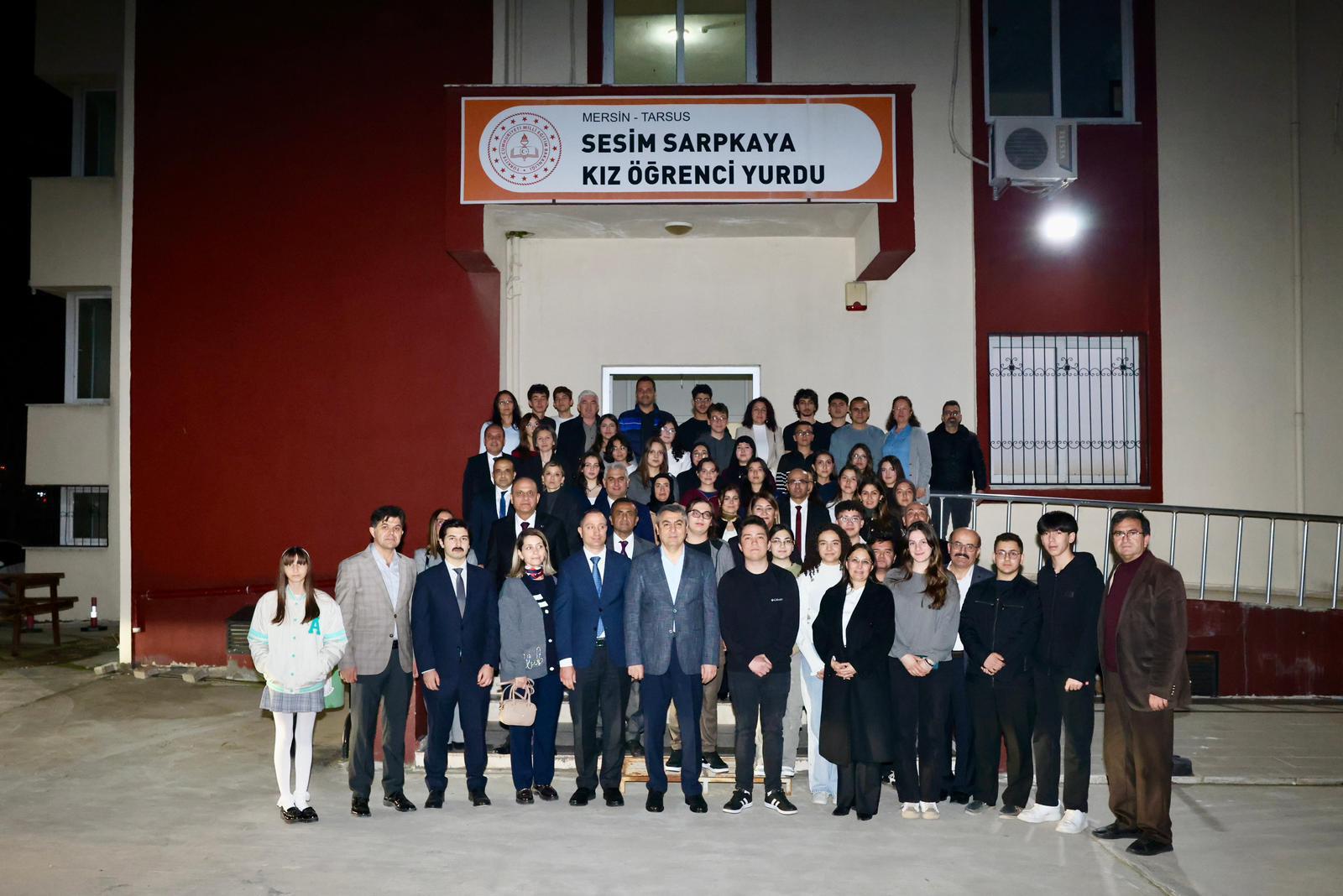 VALİMİZ SAYIN ATİLLA TOROS VE EŞİ DUDU İREM TOROS, SESİM SARPKAYA FEN LİSESİ YURDUNDA KALAN ÖĞRENCİLERLE İFTAR PROGRAMINDA BİR ARAYA GELDİ