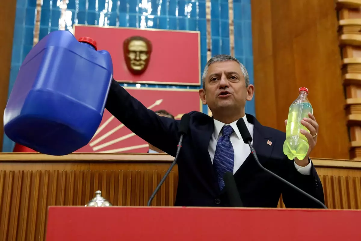 CHP LİDERİ ÖZEL’DEN AKARYAKIT FİYATLARINI DÜŞÜRECEK FORMÜL: BİZ OLSAK BÖYLE YAPARDIK