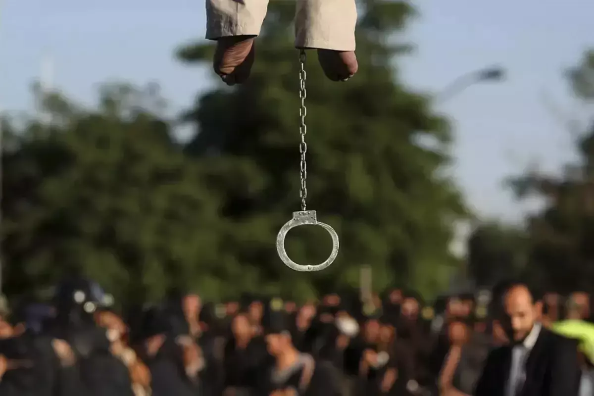 İRAN, İKİ SİYASİ MAHKUMU İDAM ETTİ