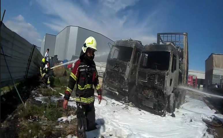 MERSİN’DE YANGIN, TIRLAR HURDAYA DÖNDÜ