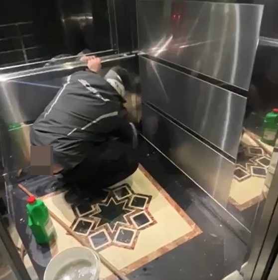 ASANSÖRE TUVALETİNİ YAPAN KURYEYE TEPKİ: TEMİZLETTİLER