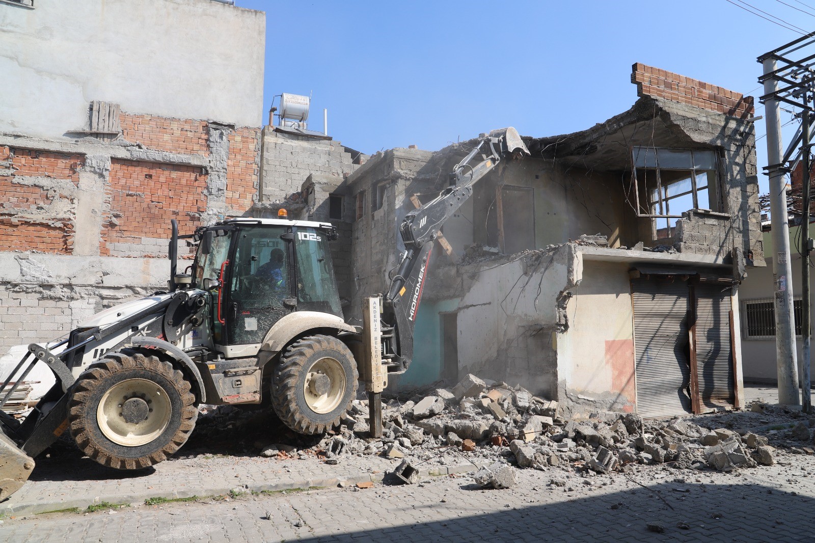 AKDENİZ BELEDİYESİ METRUK BİNALARI KONTROLLÜ ŞEKİLDE YIKIYOR