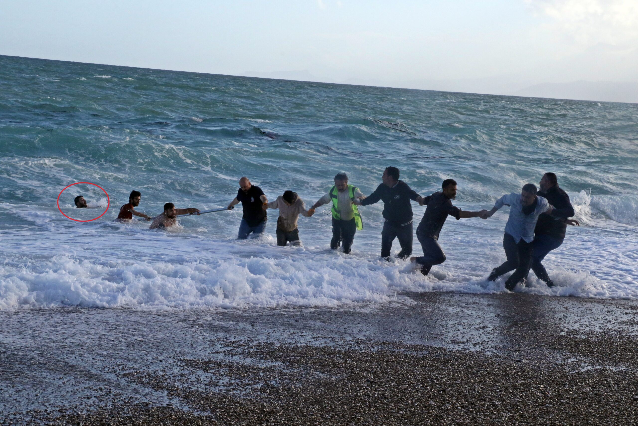 DÜNYACA ÜNLÜ SAHİLDE CAN PAZARI: 2 KARDEŞ KURTULDU, KUZEN HAYATINI KAYBETTİ