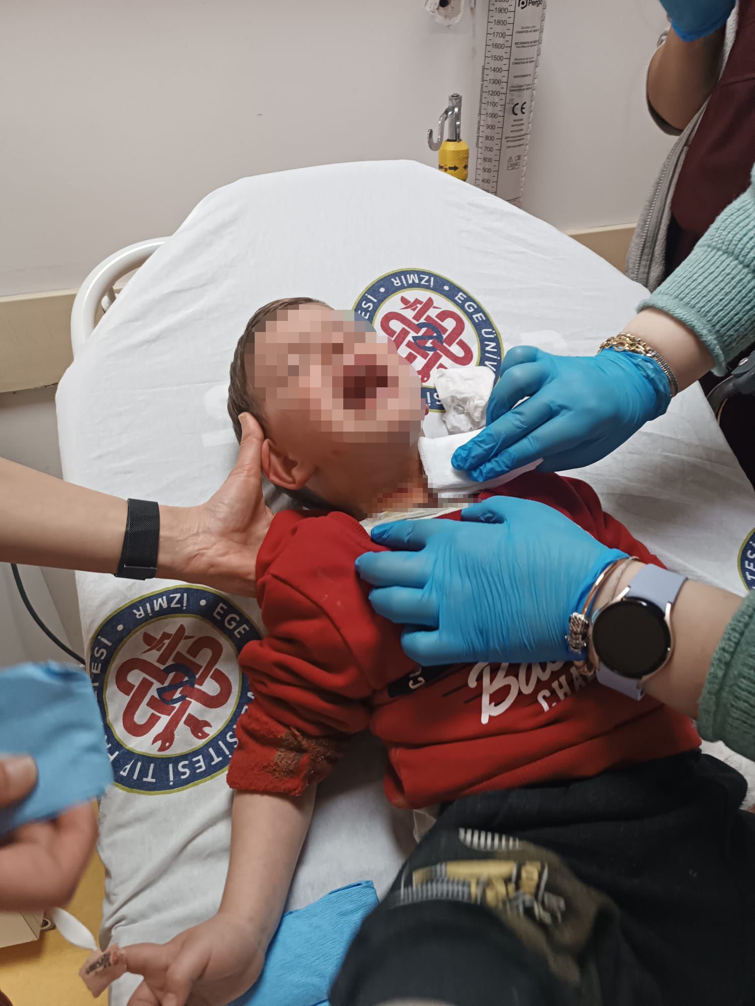 İZMİR’DE PARKTA OYNAYAN 2 YAŞINDAKİ ÇOCUĞA BIÇAKLI SALDIRI