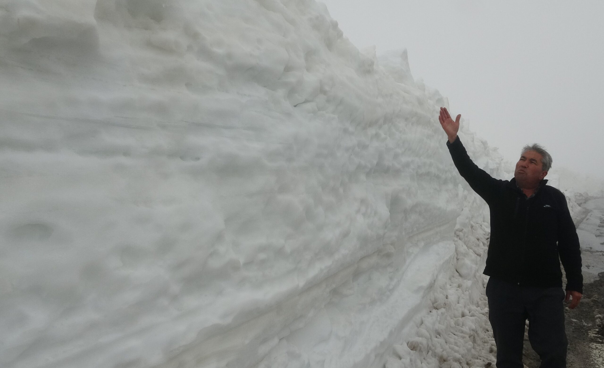 BURASI NE VAN NE HAKKARİ: YAZ ŞEHRİ MERSİN’DE KAR 2 METREYİ AŞTI