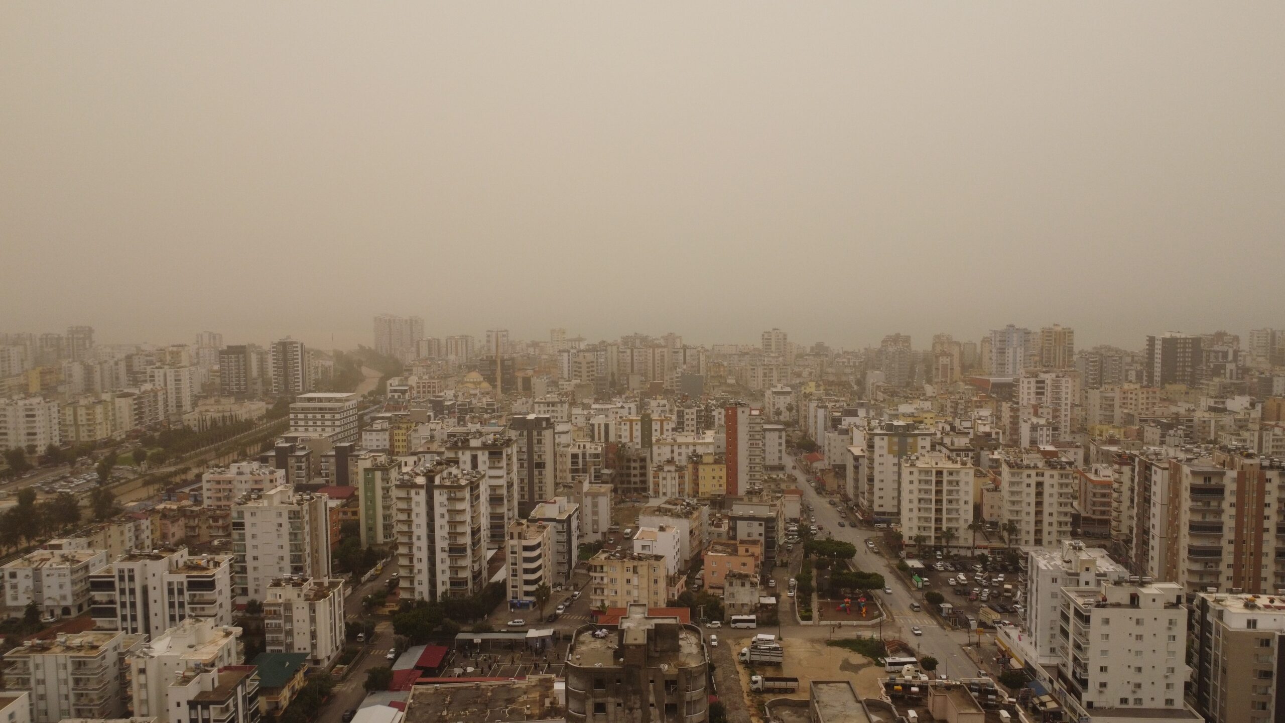 TOZ ÇEVREYİ KAPLADI: GÖRÜŞ MESAFESİ DÜŞTÜ, HAVA KIZILA DÖNDÜ