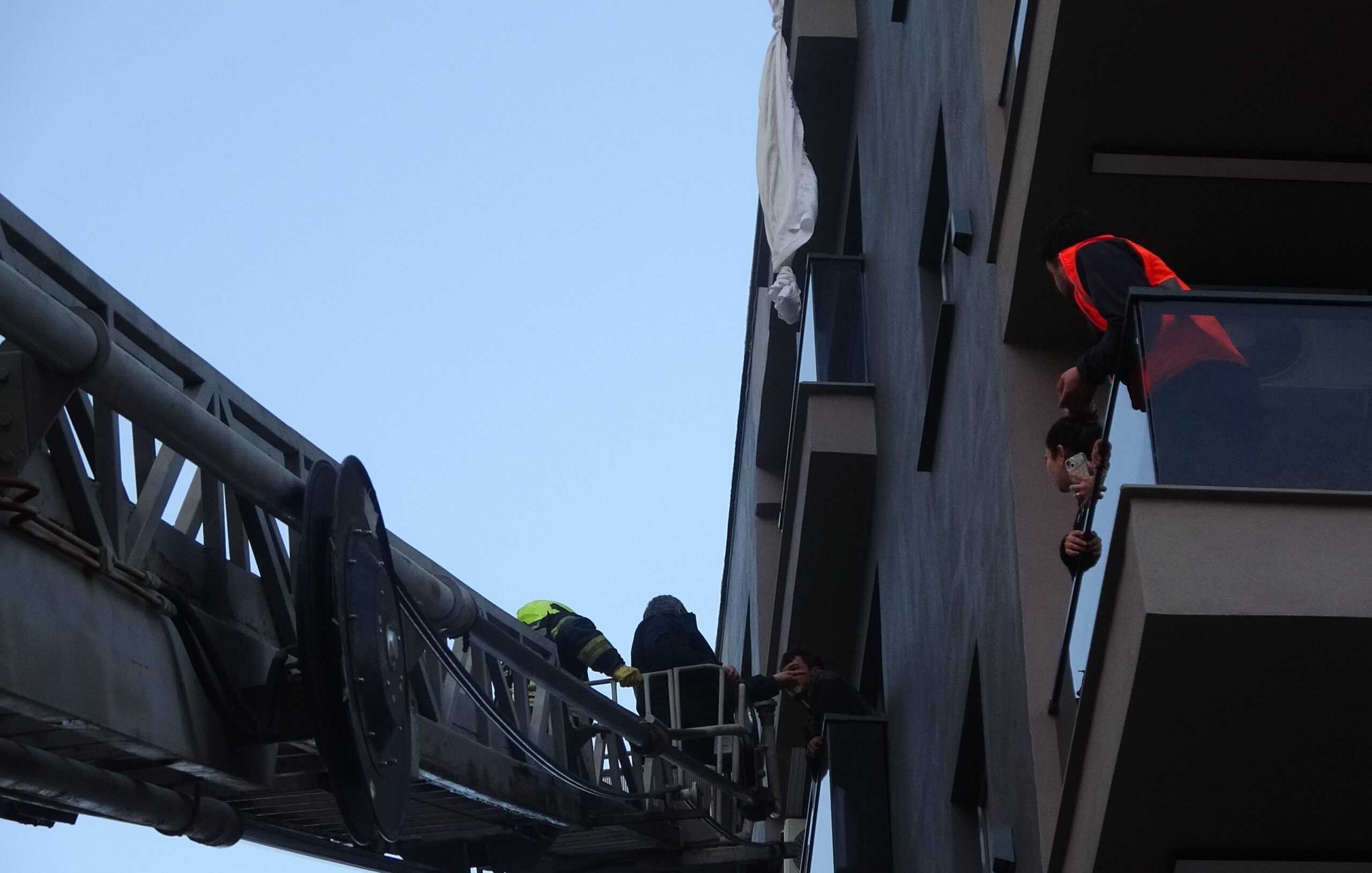 MERSİN’DE İLGİNÇ OLAY: PERDE İLE 6’NCI KATTAN SARKTI, 3’ÜNCÜ KAT BALKONA DÜŞTÜ