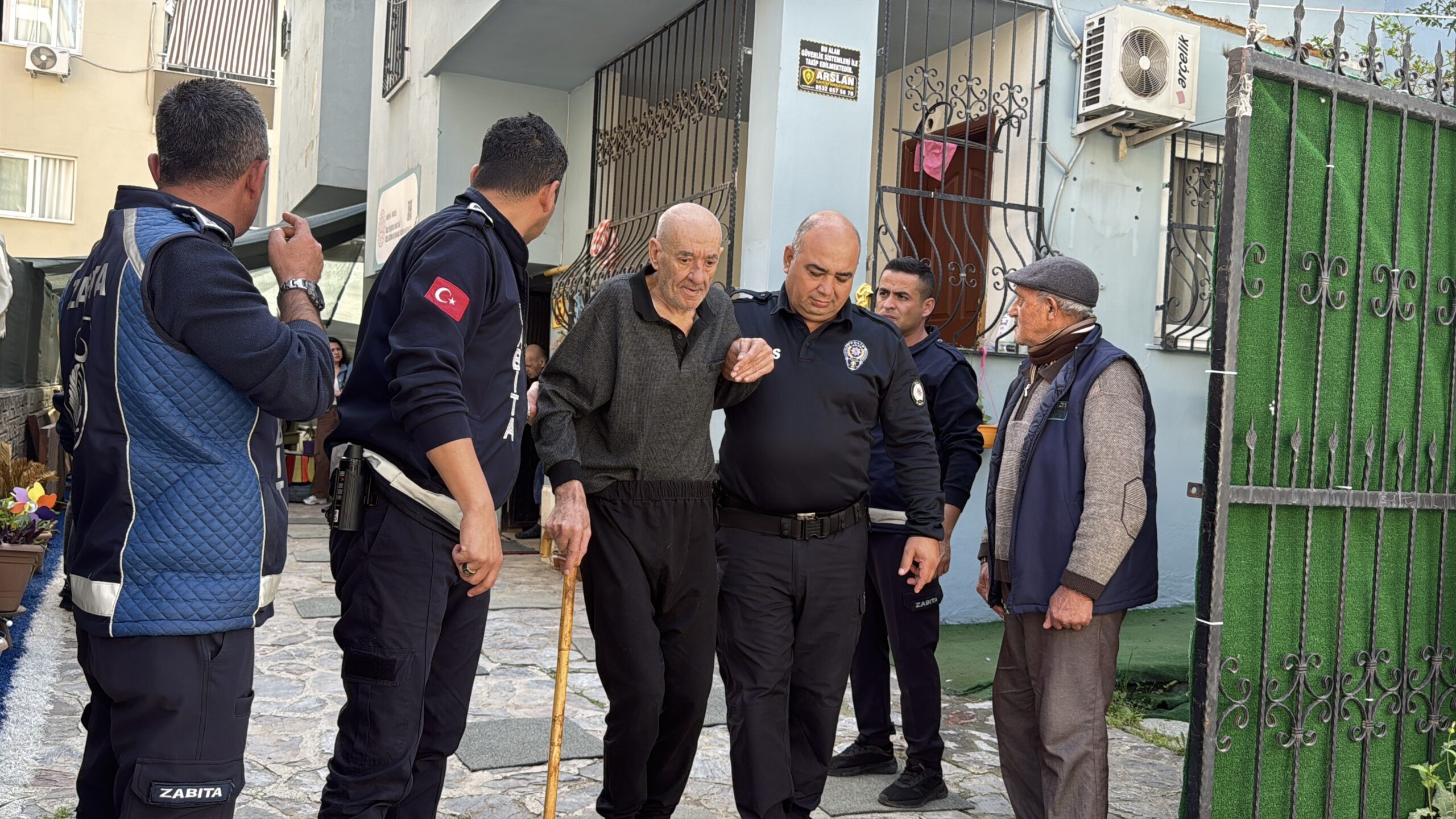 MERSİN’DE KAÇAK HUZUREVİNE OPERASYON: 12 YAŞLI KORUMA ALTINA ALINDI