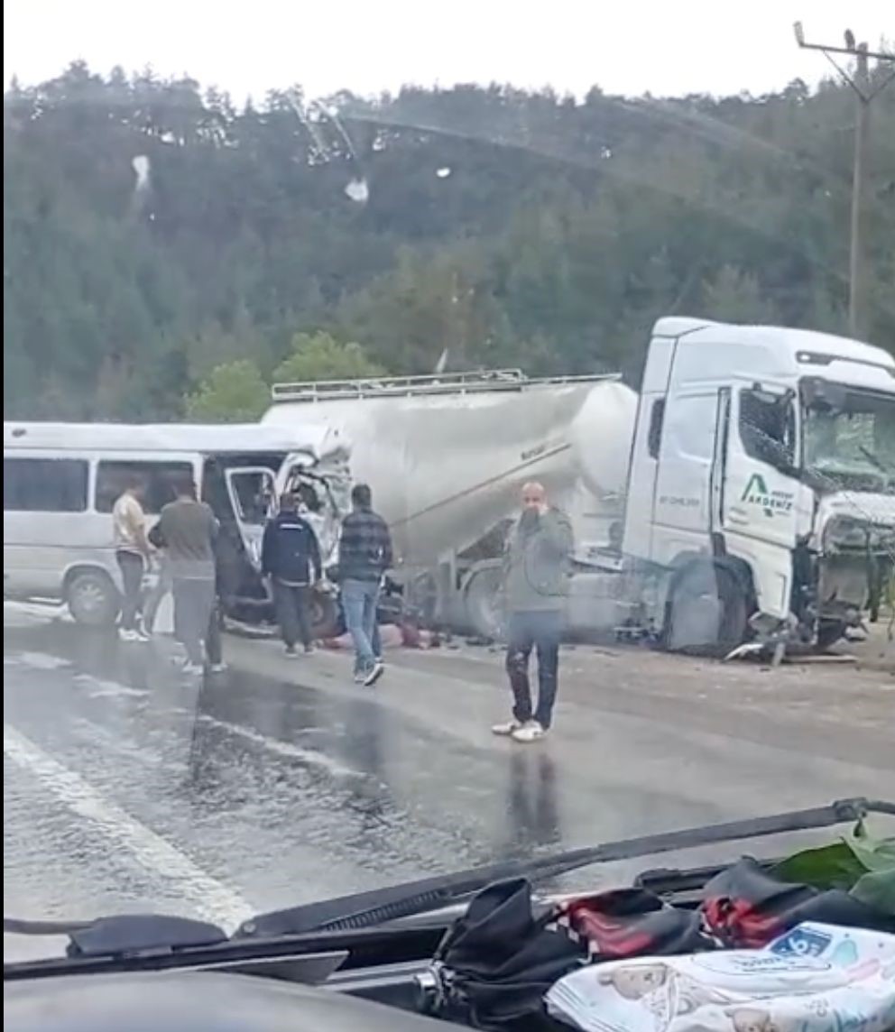 ISPARTA-ANTALYA KARAYOLUNDA FECİ KAZA: 7 ÖLÜ