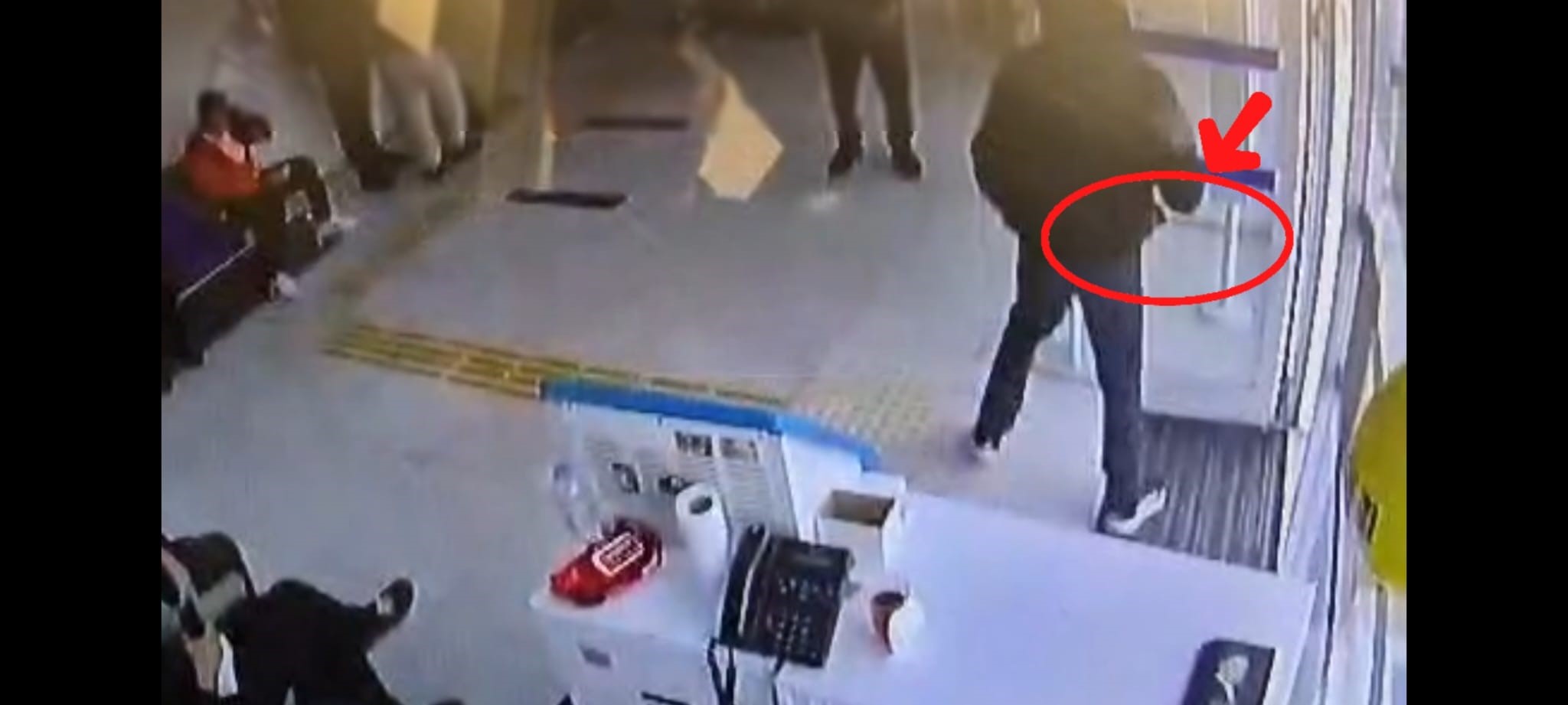 BANKA ŞUBESİNDE SATIRLA GASP GİRİŞİMİ: MASKELİ ŞÜPHELİ KISA SÜREDE YAKALANDI