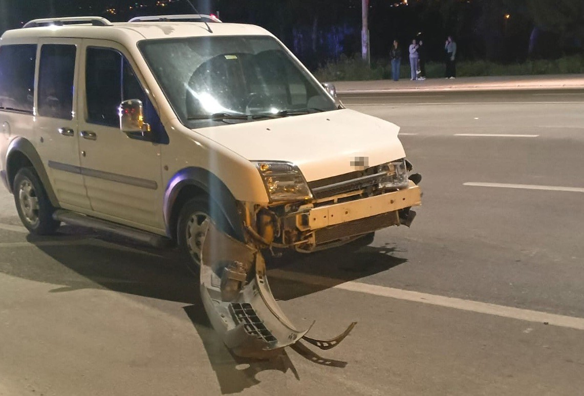 HAFİF TİCARİ ARAÇLA ÇARPIŞAN MOTOSİKLET SÜRÜCÜSÜ HAYATINI KAYBETTİ