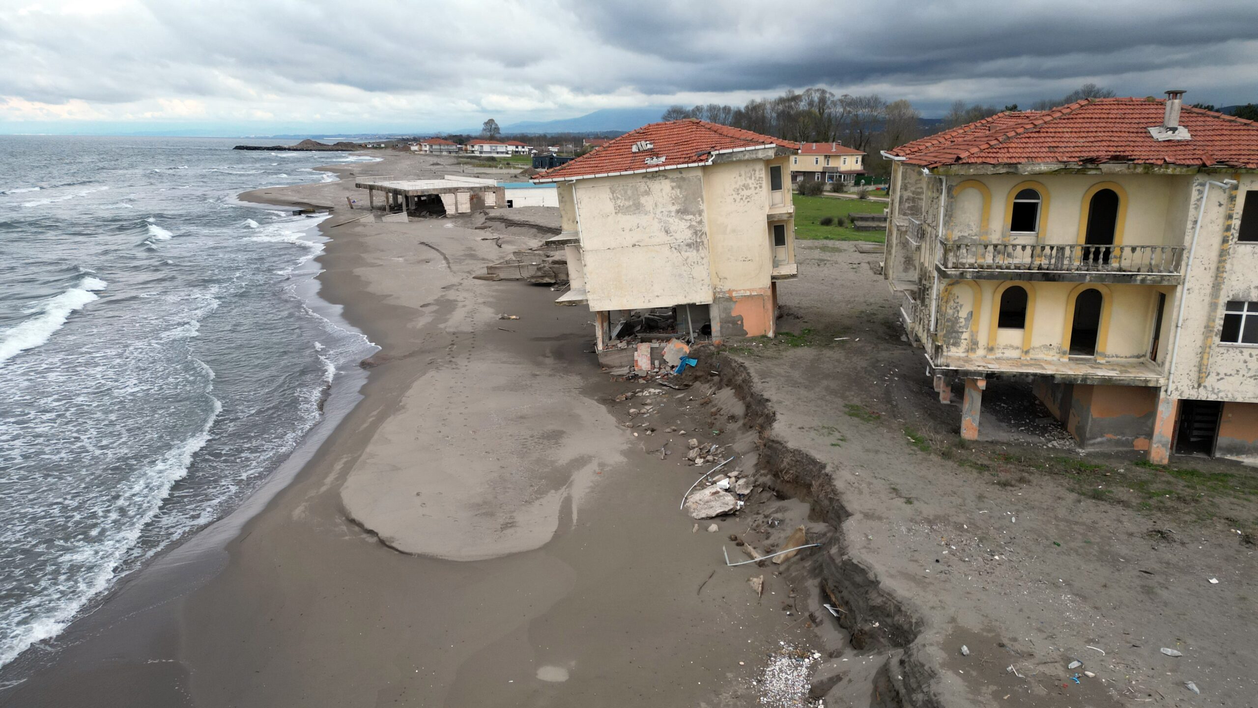 DENİZ 100 METRE İÇERİ GİRDİ, VİLLALAR ÇÖKTÜ