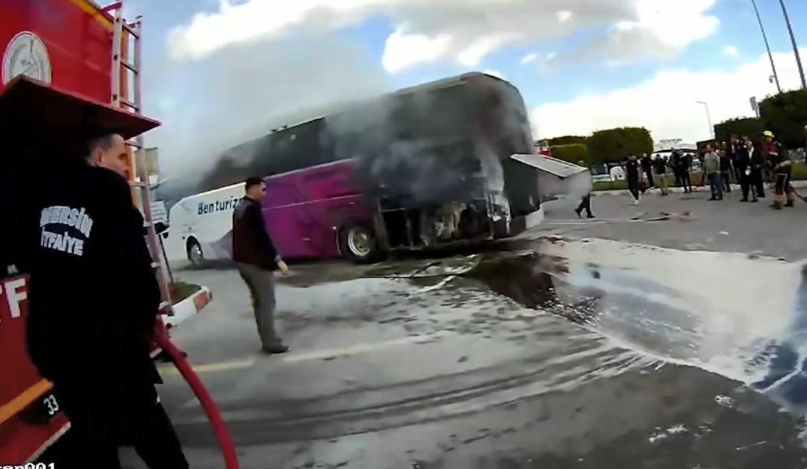 YOLCU OTOBÜSÜNDE ÇIKAN YANGIN BÜYÜMEDEN SÖNDÜRÜLDÜ