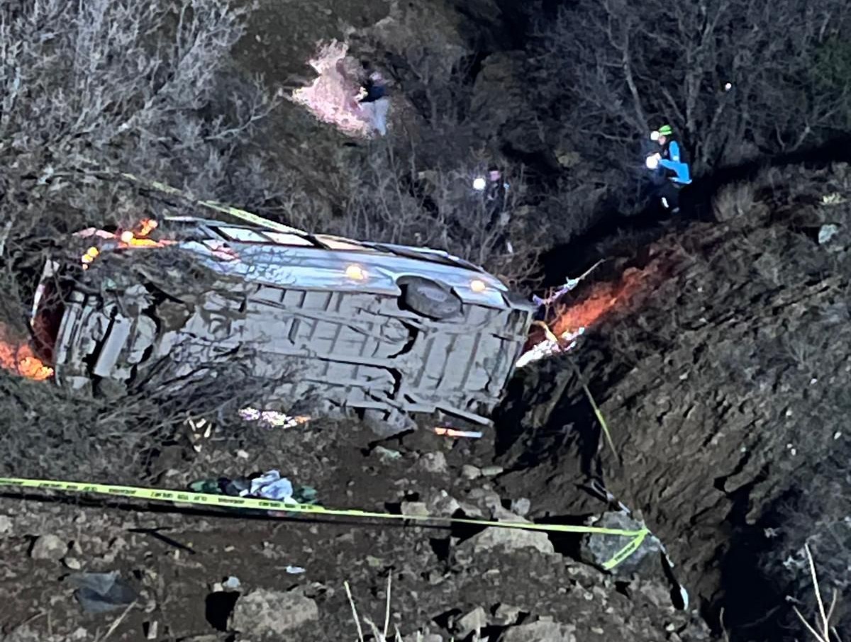 MALATYA’DA İŞÇİ SERVİSİ DEVRİLDİ: 2 ÖLÜ, 10 YARALI