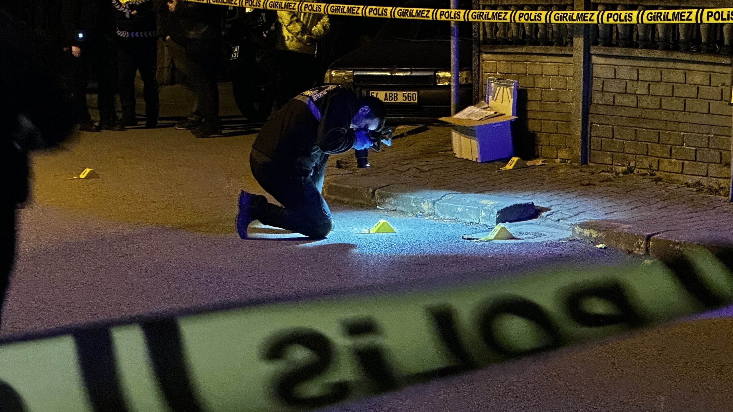 POLİSLE 3 SOKAK BOYUNCA ÇATIŞTI, OKUL ÖNÜNDE VURULARAK ETKİSİZ HALE GETİRİLDİ… KORKU DOLU ANLAR KAMERADA