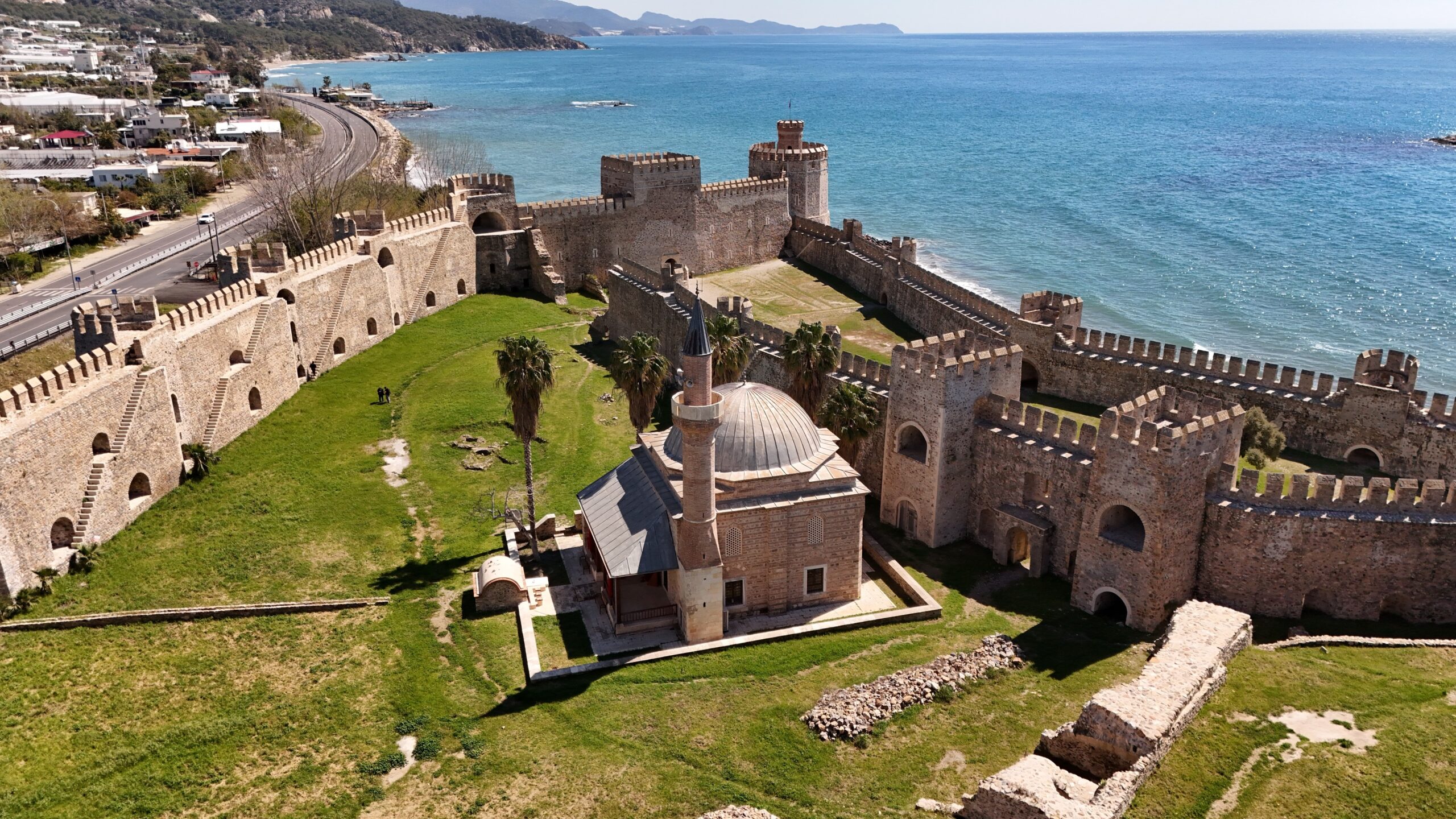 MAMURE KALESİ CAMİSİNDE 700 YILDIR İBADET SÜRÜYOR