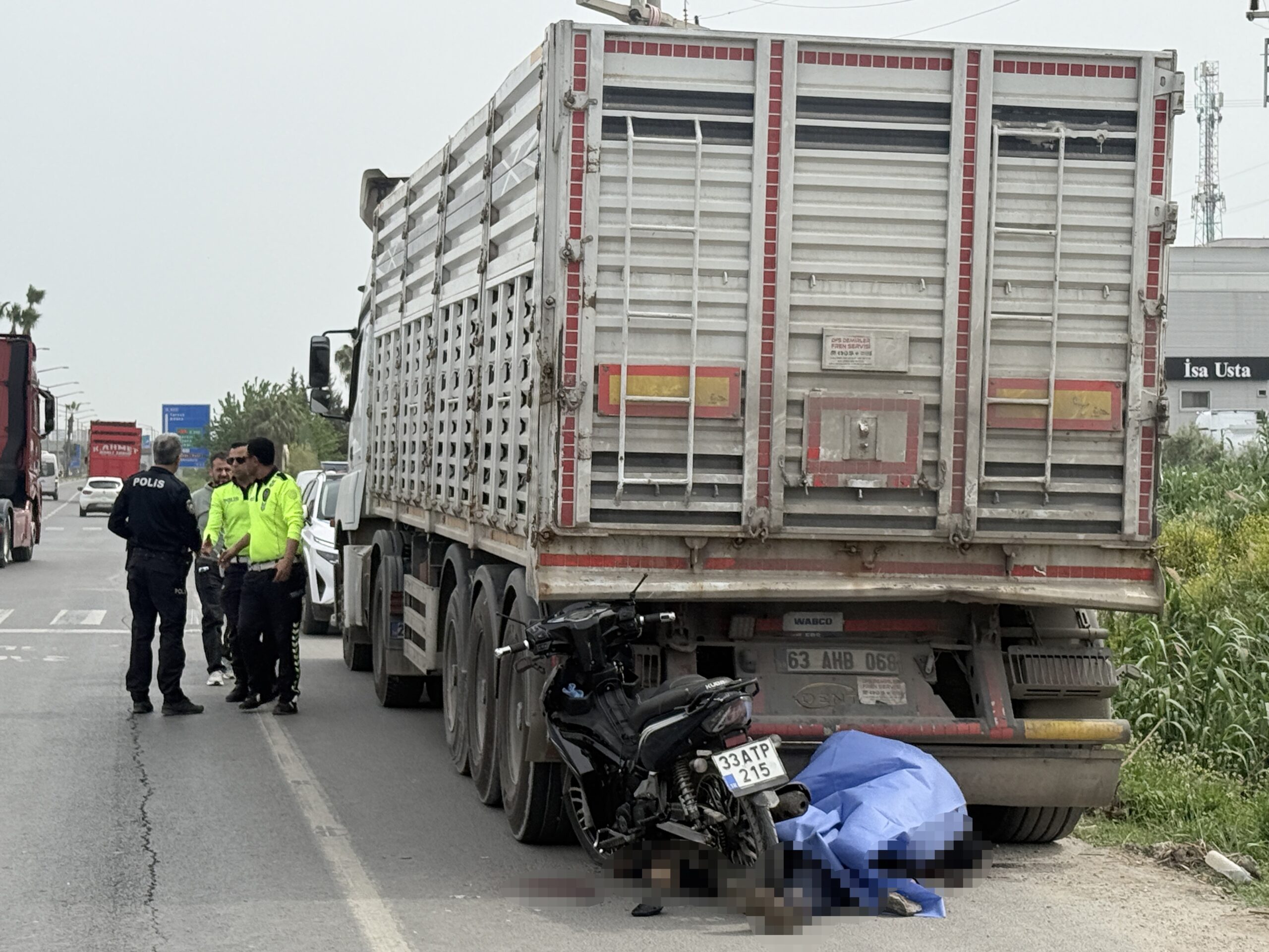 PARK HALİNDEKİ KAMYONA ÇARPAN 80 YAŞINDAKİ MOTOSİKLETLİ HAYATINI KAYBETTİ